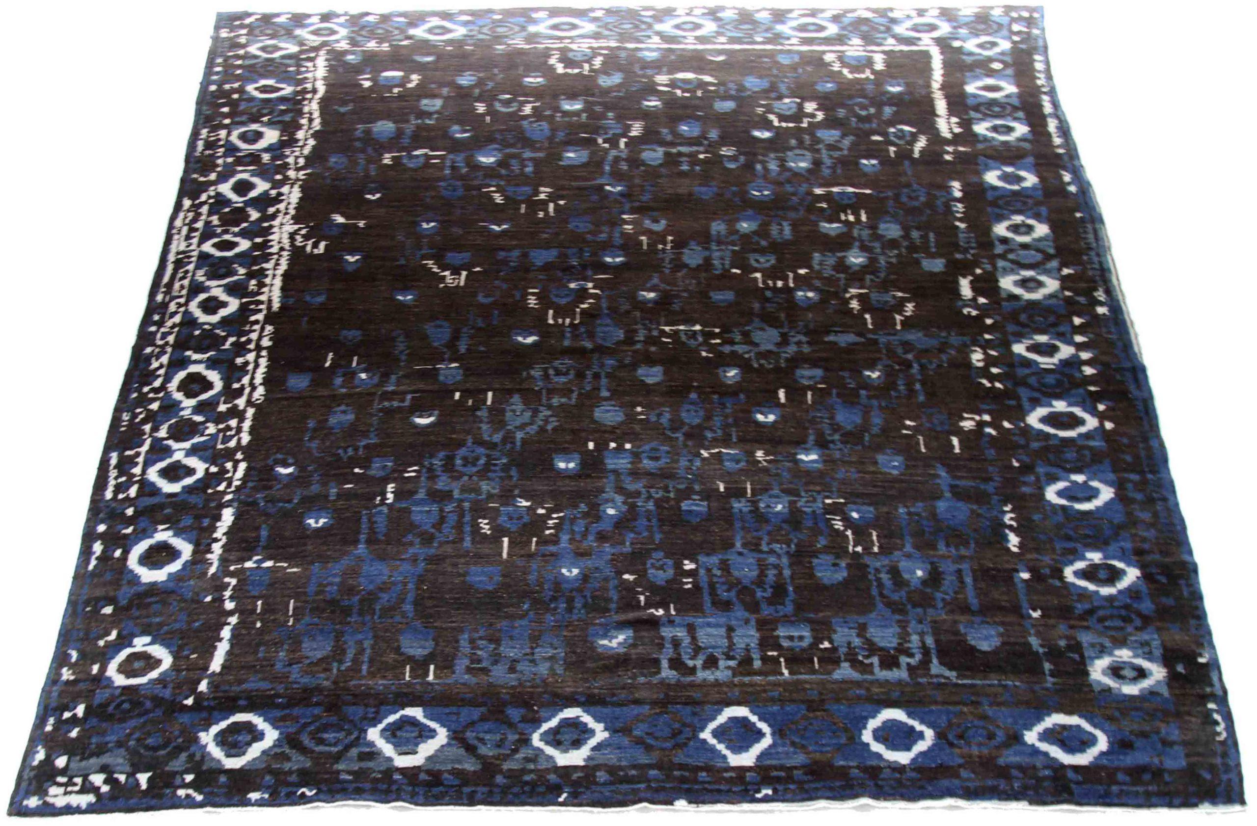 Entdecken Sie die Eleganz des persischen Oushak mit seiner wunderschönen Handwerkskunst aus der Zeit um 1990. Dieses exklusive Design, das mit viel Liebe zum Detail entworfen wurde, ist perfekt, um Ihren Raum zu verschönern.