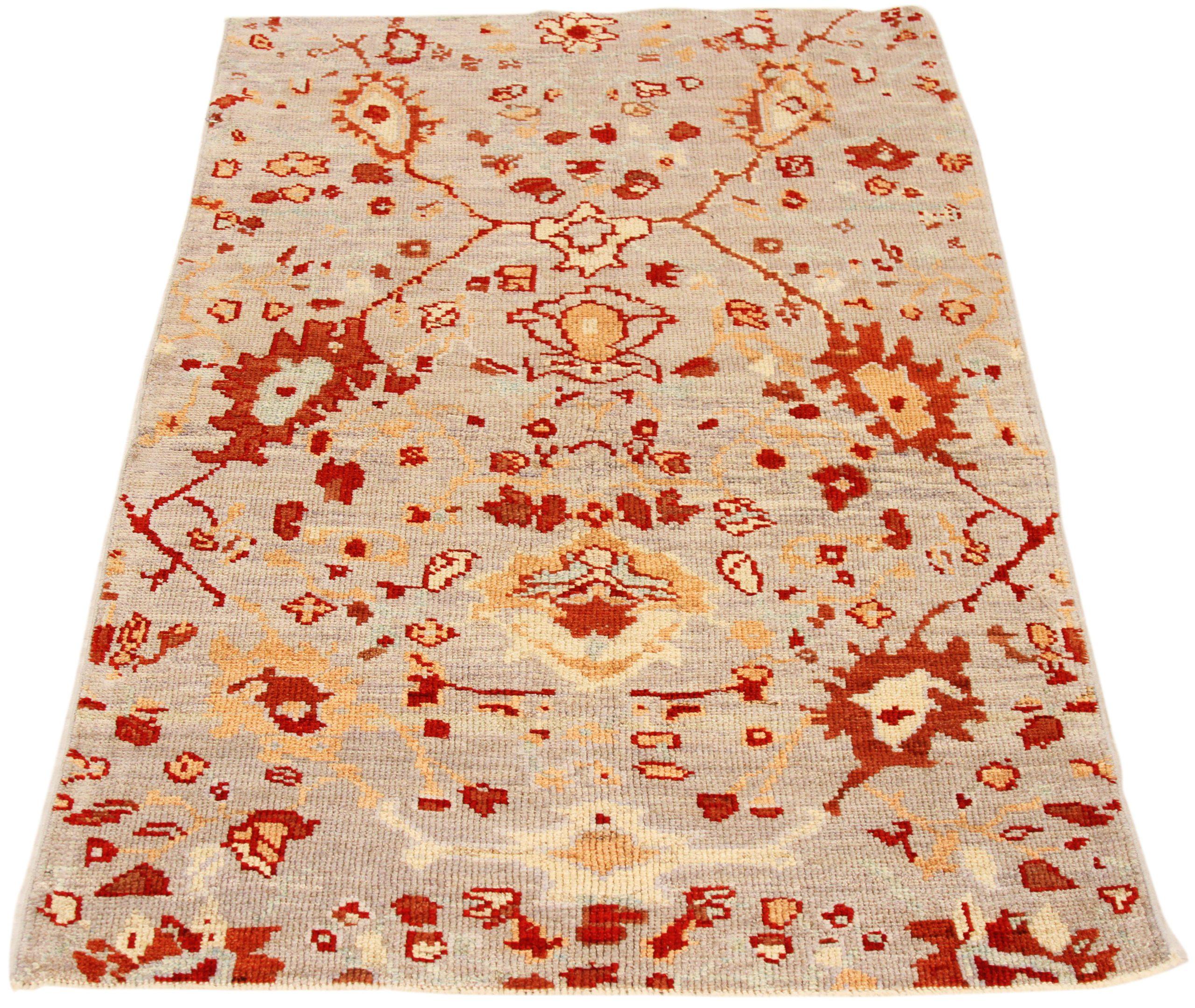 Scopri l'eleganza dell'Oushak persiano, caratterizzato da una splendida lavorazione artigianale del 1990 circa. Progettato con una meticolosa attenzione ai dettagli, questo design esclusivo è perfetto per valorizzare il tuo spazio.