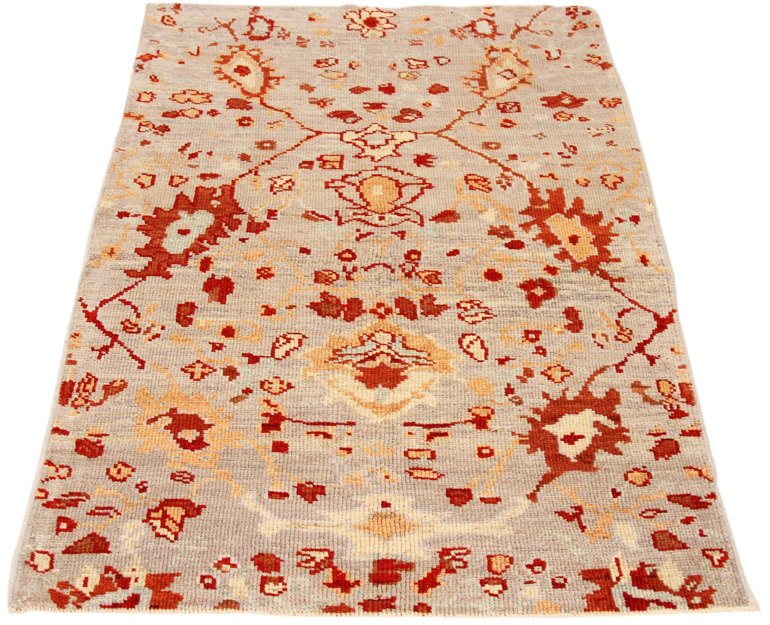 Scopri l'eleganza dell'Oushak persiano, caratterizzato da una splendida lavorazione artigianale del 1990 circa. Progettato con una meticolosa attenzione ai dettagli, questo design esclusivo è perfetto per valorizzare il tuo spazio.