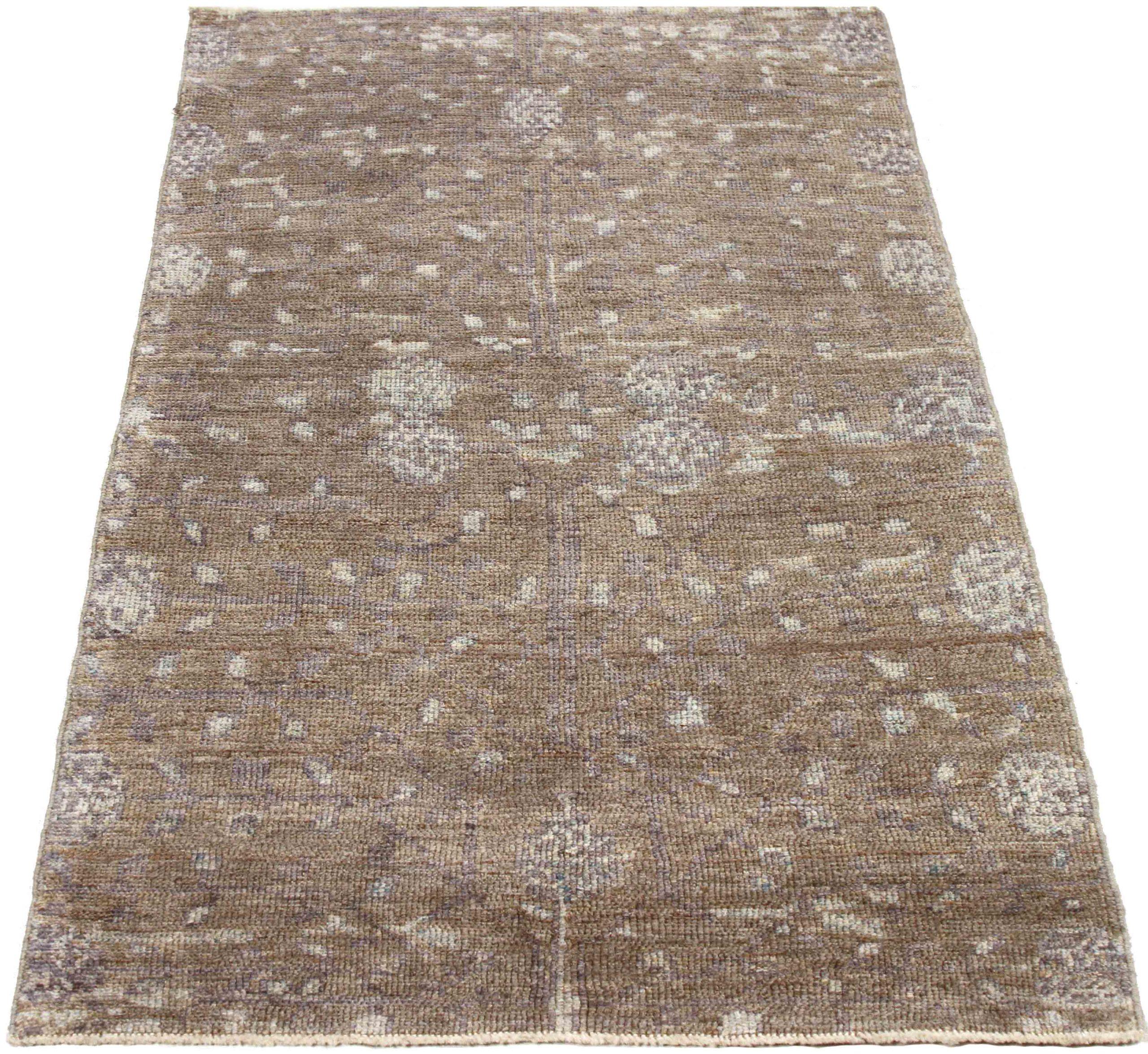 Entdecken Sie die Eleganz des persischen Oushak mit seiner wunderschönen Handwerkskunst aus der Zeit um 1990. Dieses exklusive Design, das mit viel Liebe zum Detail entworfen wurde, ist perfekt, um Ihren Raum zu verschönern.