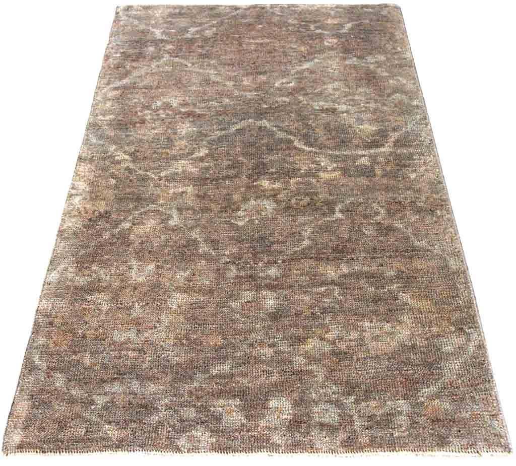 Entdecken Sie die Eleganz des persischen Oushak mit seiner wunderschönen Handwerkskunst aus der Zeit um 1990. Dieses exklusive Design, das mit viel Liebe zum Detail entworfen wurde, ist perfekt, um Ihren Raum zu verschönern.