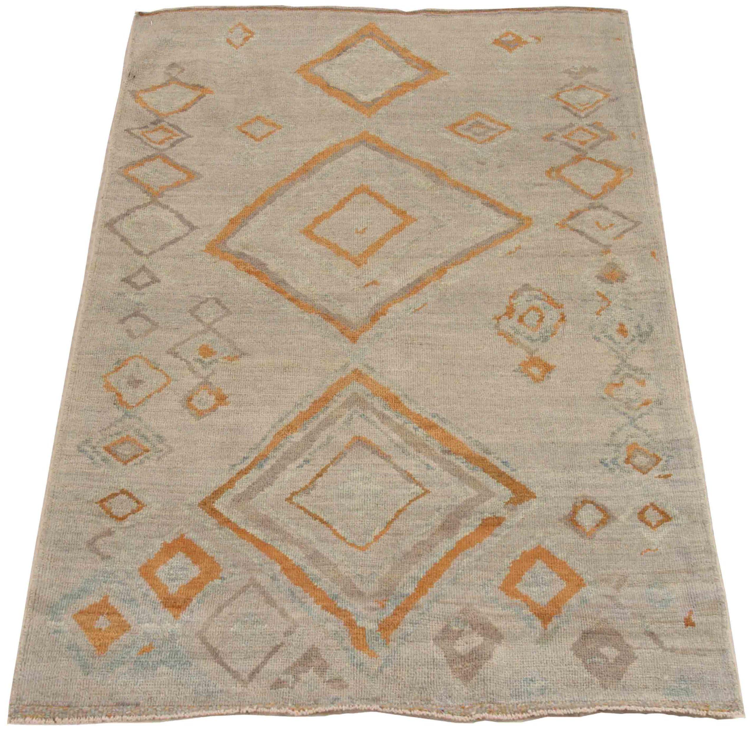 Entdecken Sie die Eleganz des persischen Oushak mit seiner wunderschönen Handwerkskunst aus der Zeit um 1990. Dieses exklusive Design, das mit viel Liebe zum Detail entworfen wurde, ist perfekt, um Ihren Raum zu verschönern.