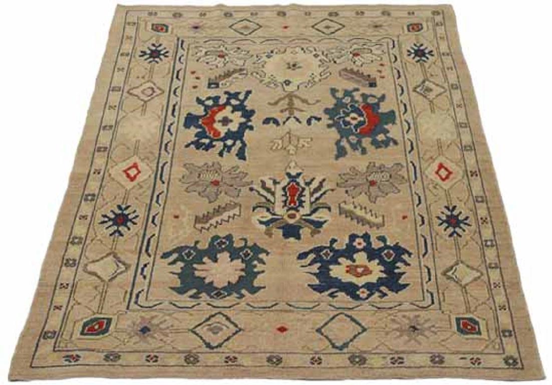 Scopri l'eleganza dell'Oushak persiano, caratterizzato da una splendida lavorazione artigianale del 1990 circa. Progettato con una meticolosa attenzione ai dettagli, questo design esclusivo è perfetto per valorizzare il tuo spazio.