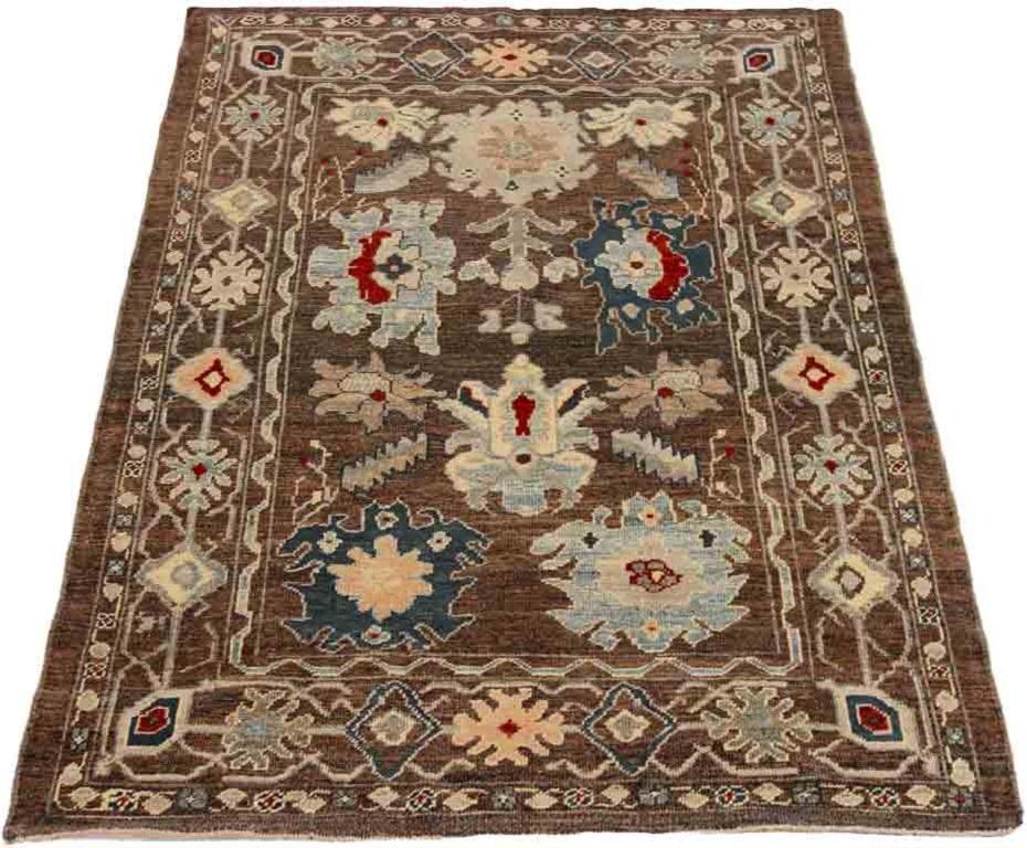 Entdecken Sie die Eleganz des persischen Oushak mit seiner wunderschönen Handwerkskunst aus der Zeit um 1990. Dieses exklusive Design, das mit viel Liebe zum Detail entworfen wurde, ist perfekt, um Ihren Raum zu verschönern.