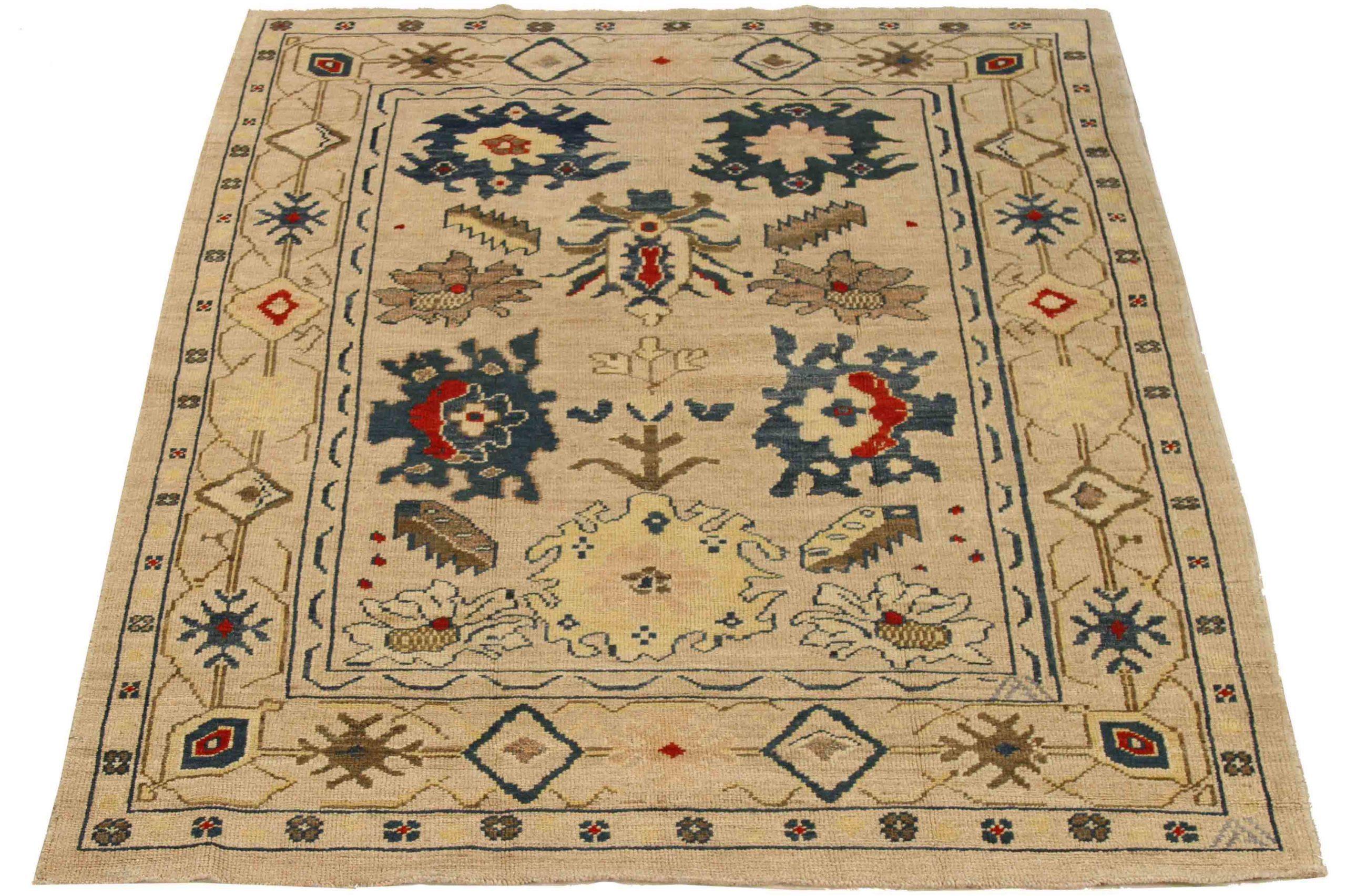 Scopri l'eleganza dell'Oushak persiano, caratterizzato da una splendida lavorazione artigianale del 1990 circa. Progettato con una meticolosa attenzione ai dettagli, questo design esclusivo è perfetto per valorizzare il tuo spazio.