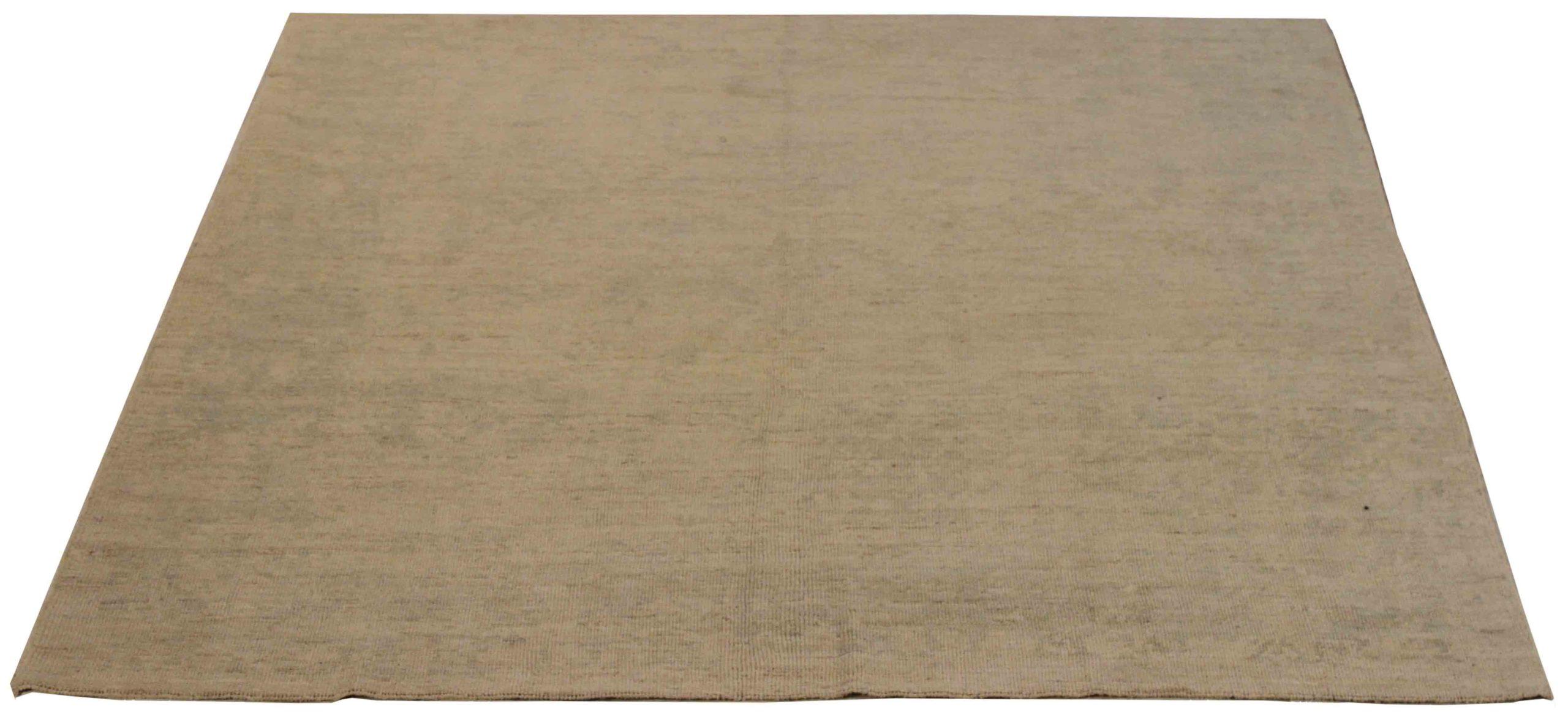 Scopri l'eleganza dell'Oushak persiano, caratterizzato da una splendida lavorazione artigianale del 1990 circa. Progettato con una meticolosa attenzione ai dettagli, questo design esclusivo è perfetto per valorizzare il tuo spazio.