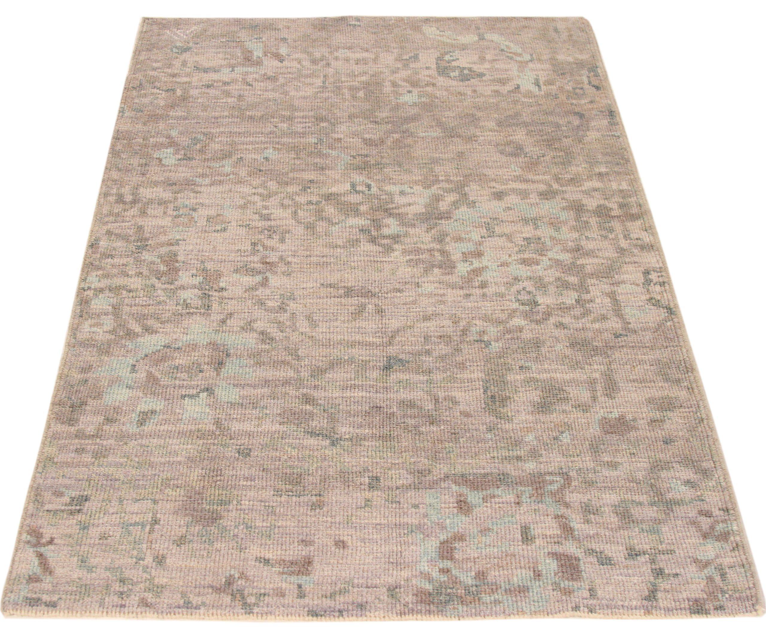 Scopri l'eleganza dell'Oushak persiano, caratterizzato da una splendida lavorazione artigianale del 1990 circa. Progettato con una meticolosa attenzione ai dettagli, questo design esclusivo è perfetto per valorizzare il tuo spazio.