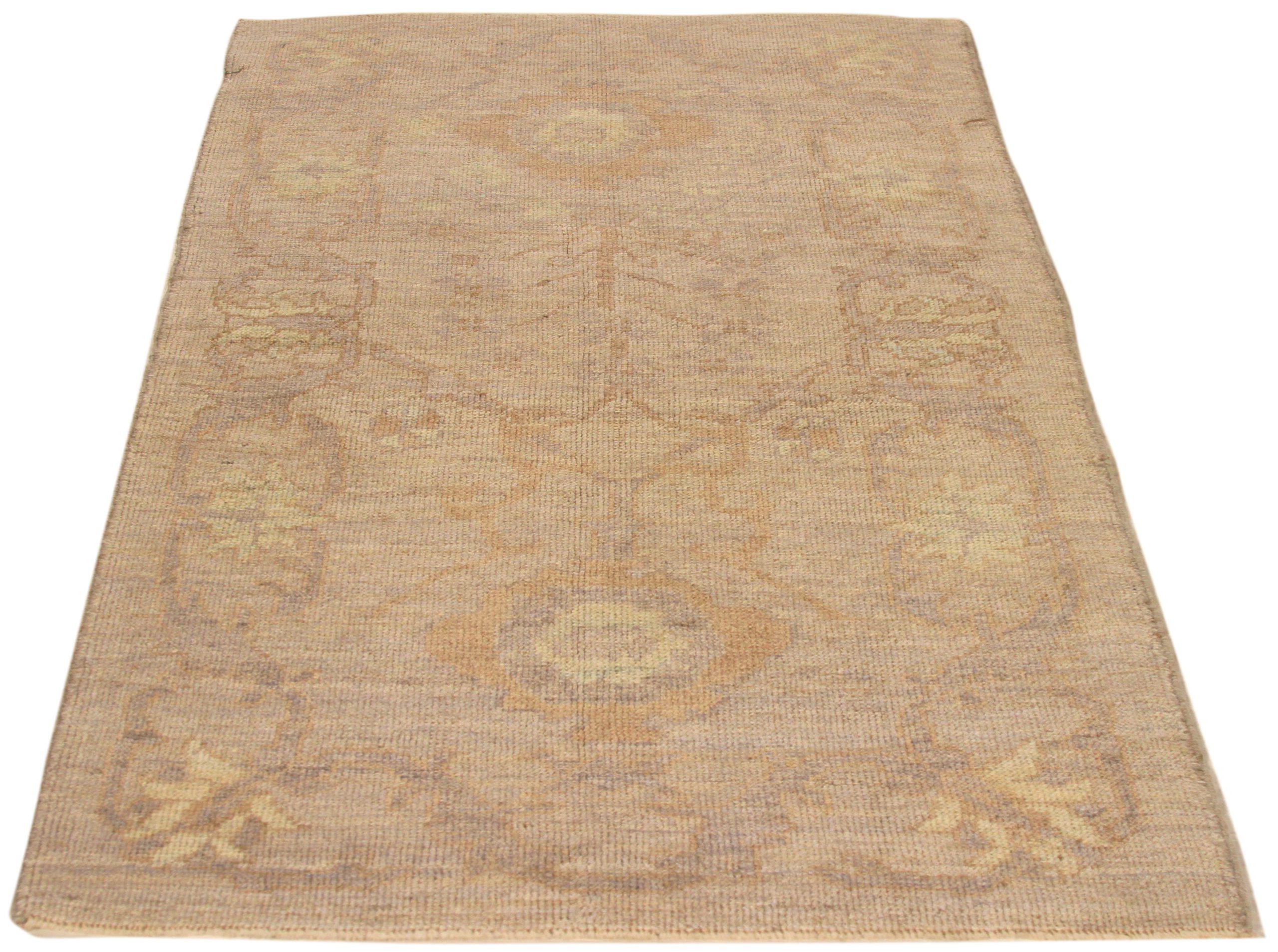 Scopri l'eleganza dell'Oushak persiano, caratterizzato da una splendida lavorazione artigianale del 1990 circa. Progettato con una meticolosa attenzione ai dettagli, questo design esclusivo è perfetto per valorizzare il tuo spazio.