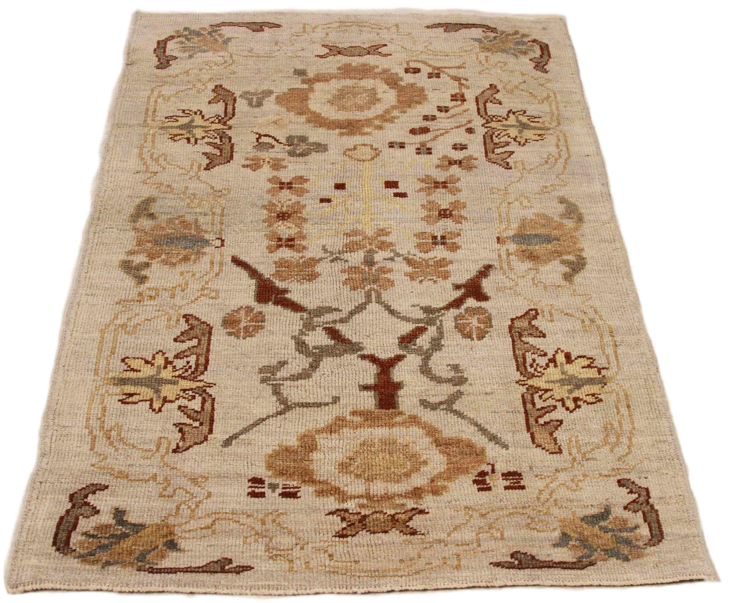 Scopri l'eleganza dell'Oushak persiano, caratterizzato da una splendida lavorazione artigianale del 1990 circa. Progettato con una meticolosa attenzione ai dettagli, questo design esclusivo è perfetto per valorizzare il tuo spazio.