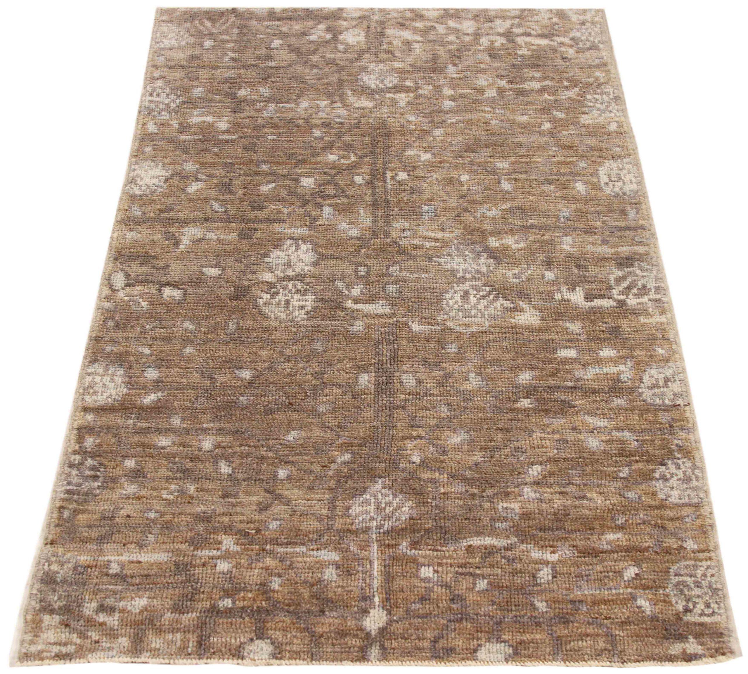 Entdecken Sie die Eleganz des persischen Oushak mit seiner wunderschönen Handwerkskunst aus der Zeit um 1990. Dieses exklusive Design, das mit viel Liebe zum Detail entworfen wurde, ist perfekt, um Ihren Raum zu verschönern.
