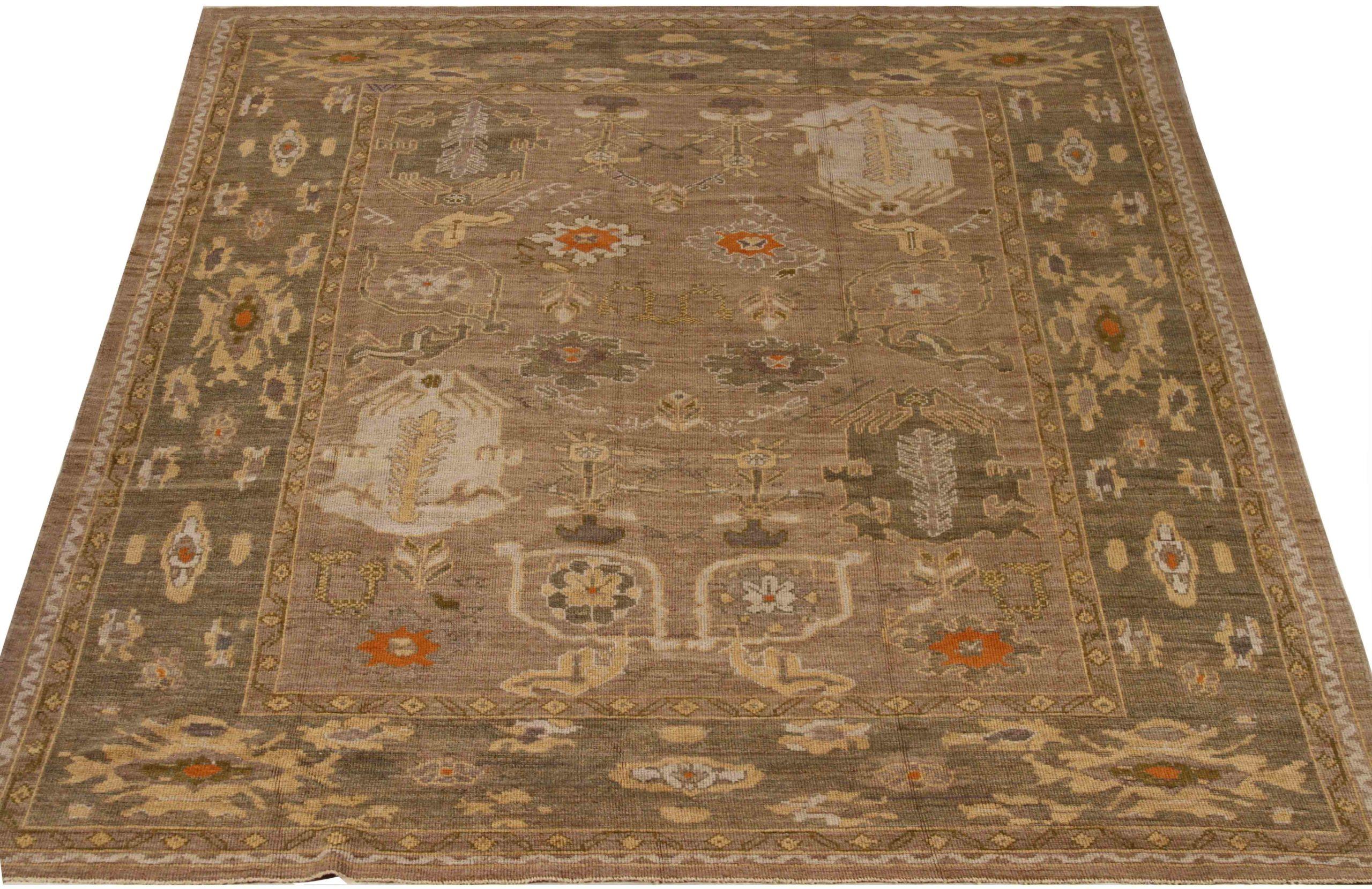 Scopri l'eleganza dell'Oushak persiano, caratterizzato da una splendida lavorazione artigianale del 1990 circa. Progettato con una meticolosa attenzione ai dettagli, questo design esclusivo è perfetto per valorizzare il tuo spazio.
