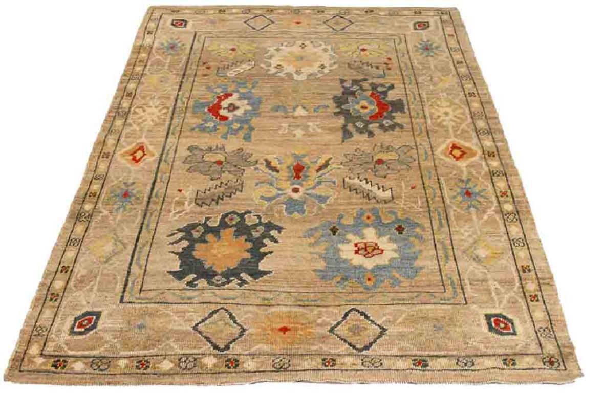 Descubre la elegancia del Oushak persa con su bella artesanía. Diseñado con meticulosa atención al detalle, este diseño exclusivo es perfecto para realzar tu espacio.