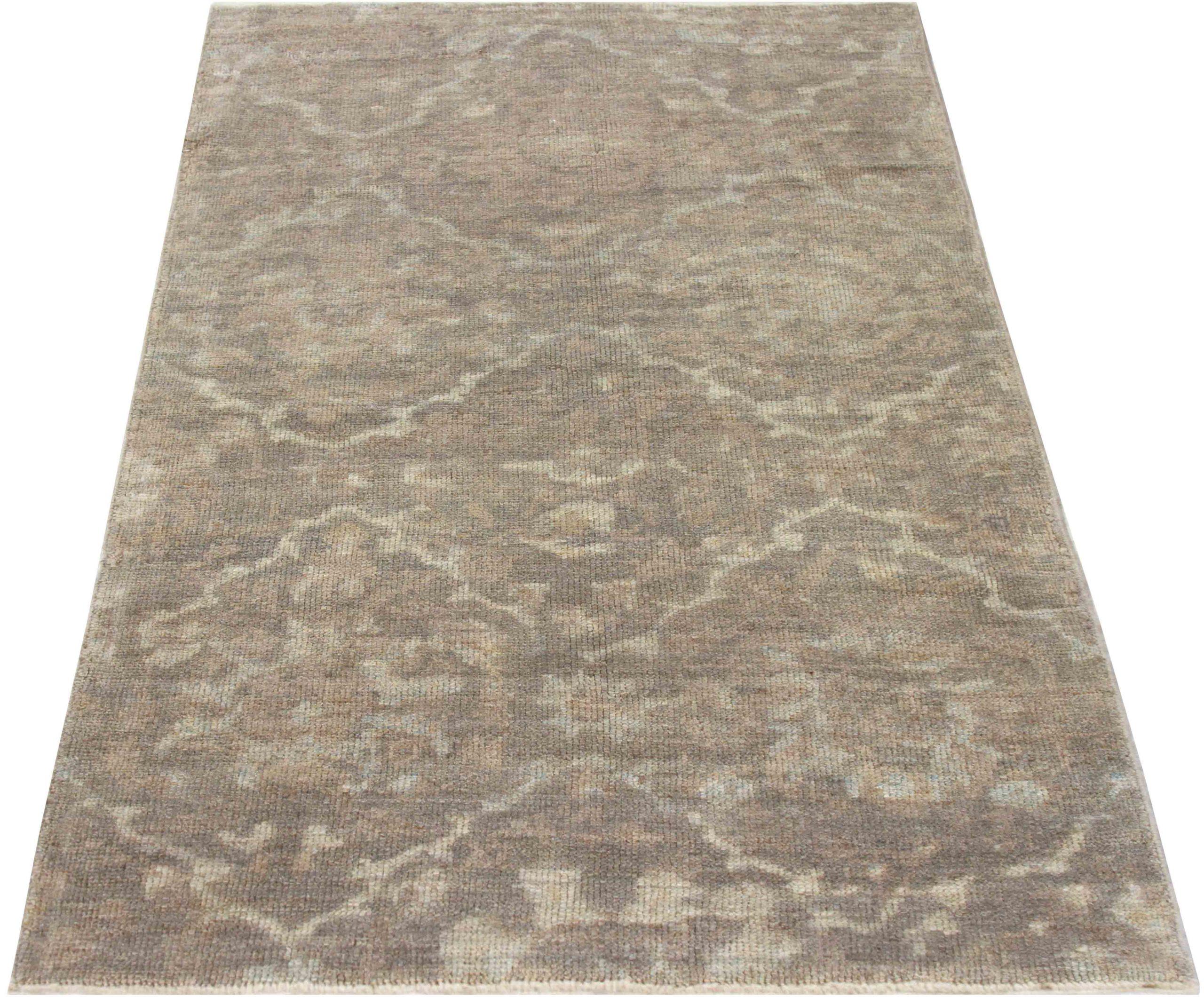 Descubre la elegancia del Oushak persa con su bella artesanía. Diseñado con meticulosa atención al detalle, este diseño exclusivo es perfecto para realzar tu espacio.