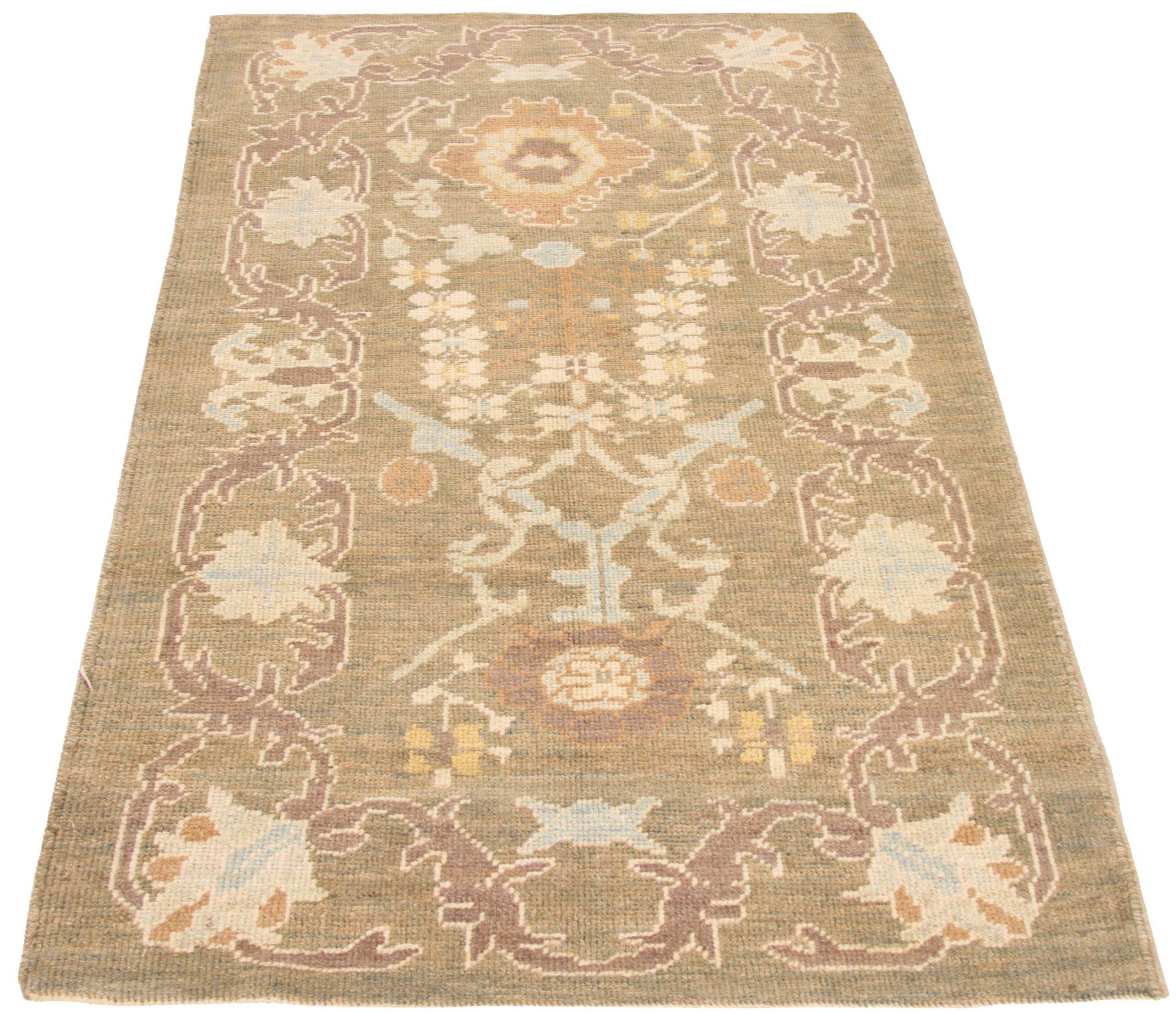 Entdecken Sie die Eleganz des persischen Oushak mit seiner wunderschönen Handwerkskunst. Dieses exklusive Design, das mit viel Liebe zum Detail entworfen wurde, ist perfekt, um Ihren Raum zu verschönern.