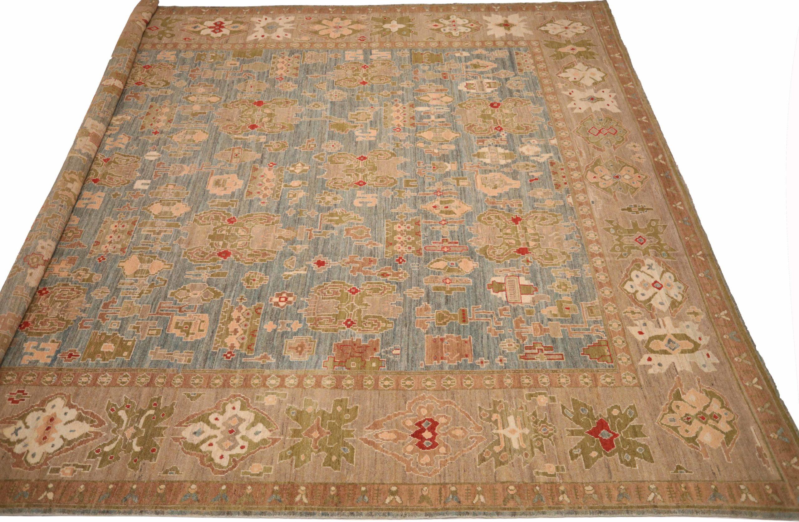 Scopri l'eleganza del tappeto persiano Oushak con dimensioni maggiorate del 1910. Progettato con lana e BlueBrownGreen, questo design esclusivo è perfetto per valorizzare il tuo spazio.