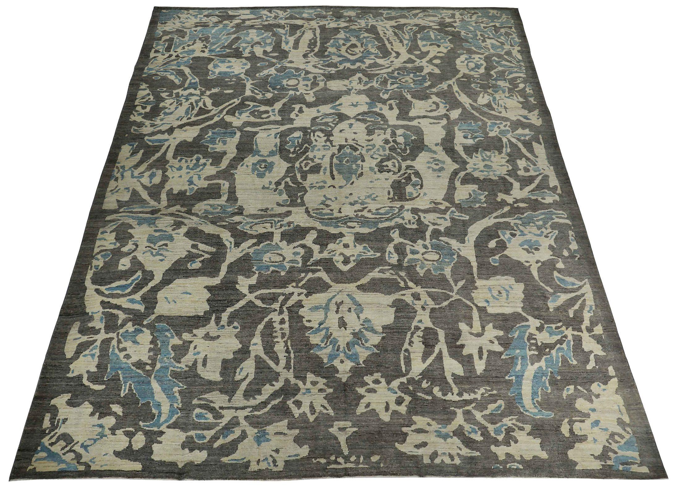Scopri l'eleganza del tappeto persiano Oushak con dimensioni maggiorate del 1990. Progettato con lana e blu-marrone-avorio, questo design esclusivo è perfetto per valorizzare il tuo spazio.