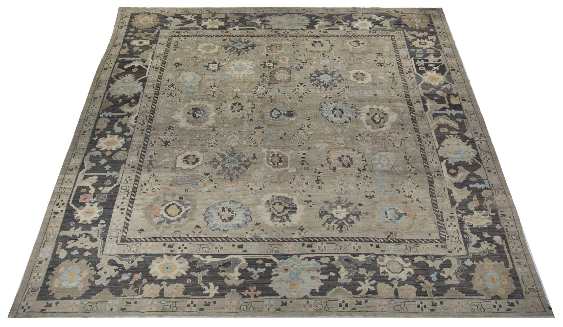 Entdecken Sie die Eleganz des persischen Oushak-Teppichs in Übergröße aus der Zeit um 1990. Dieses exklusive Design aus Wolle und Braun-Elfenbein-Taupe ist perfekt, um Ihren Raum zu verschönern.