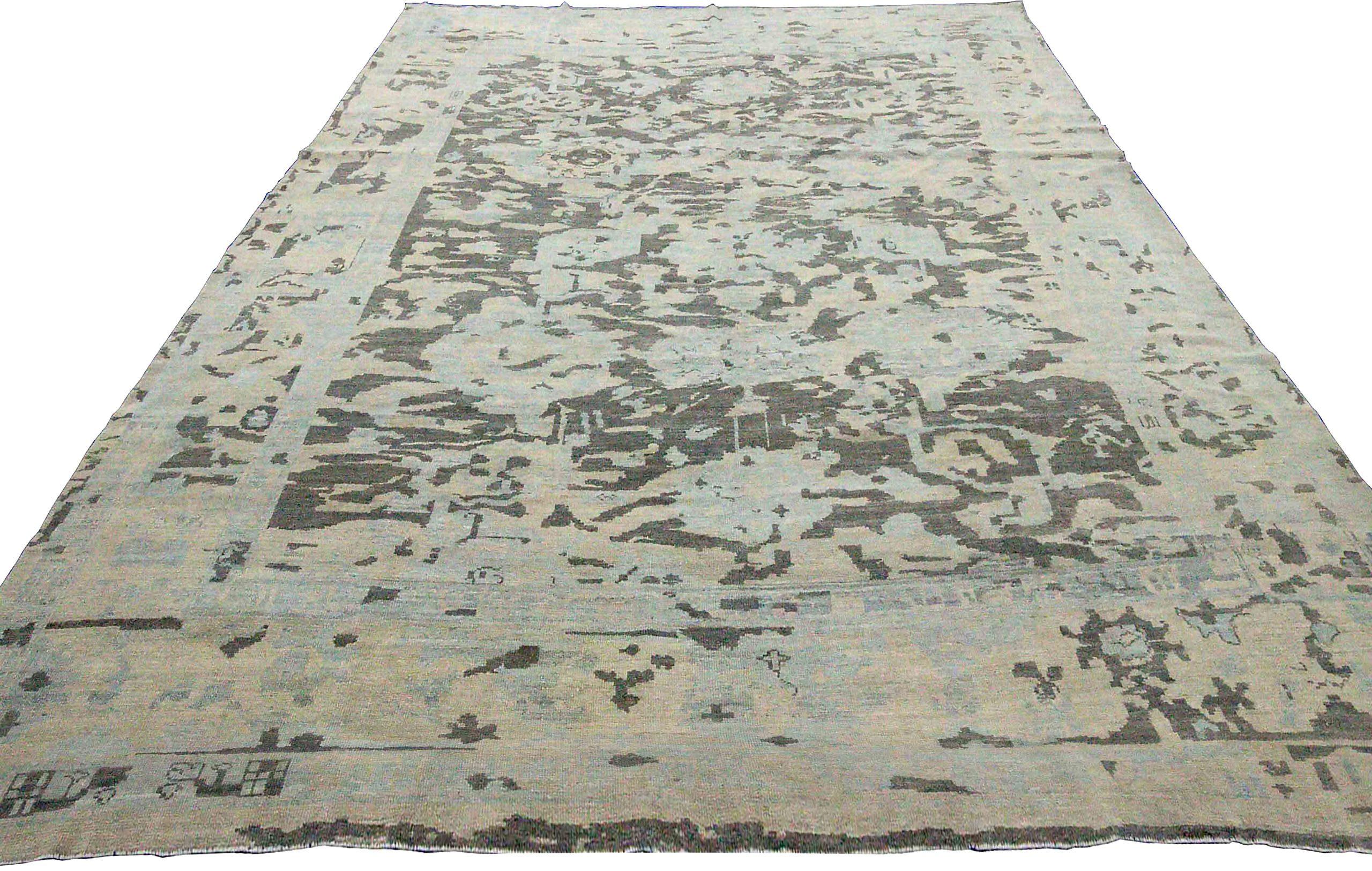 Entdecken Sie die Eleganz des persischen Oushak-Teppichs in Übergröße aus der Zeit um 1990. Dieses exklusive Design aus Wolle und BlauBraunElfenbein ist perfekt, um Ihren Raum zu verschönern.