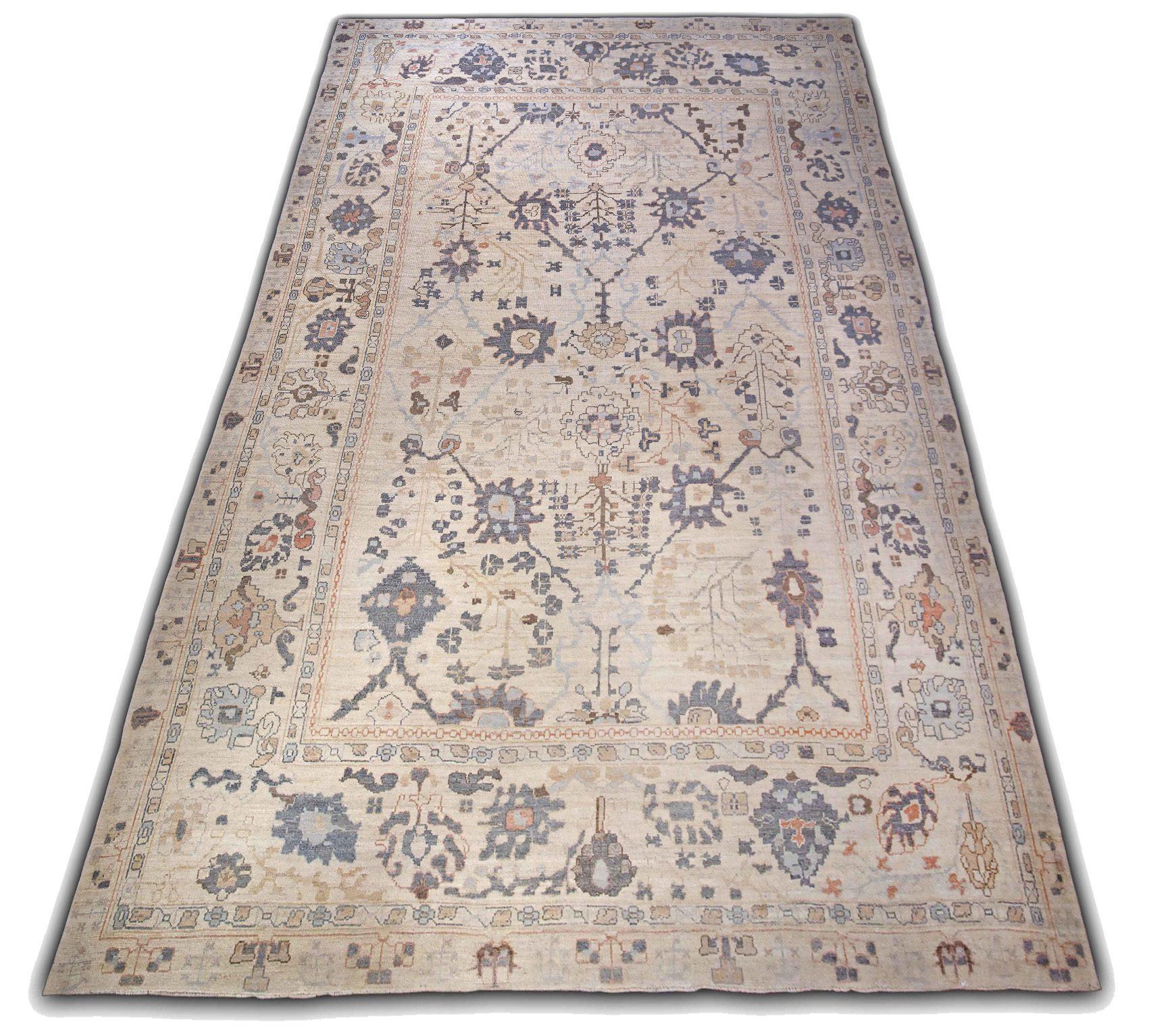 Entdecken Sie die Eleganz des persischen Oushak-Teppichs in Übergröße aus der Zeit um 1990. Dieses exklusive Design aus Wolle und BlauGrauElfenbein ist perfekt, um Ihren Raum zu verschönern.
