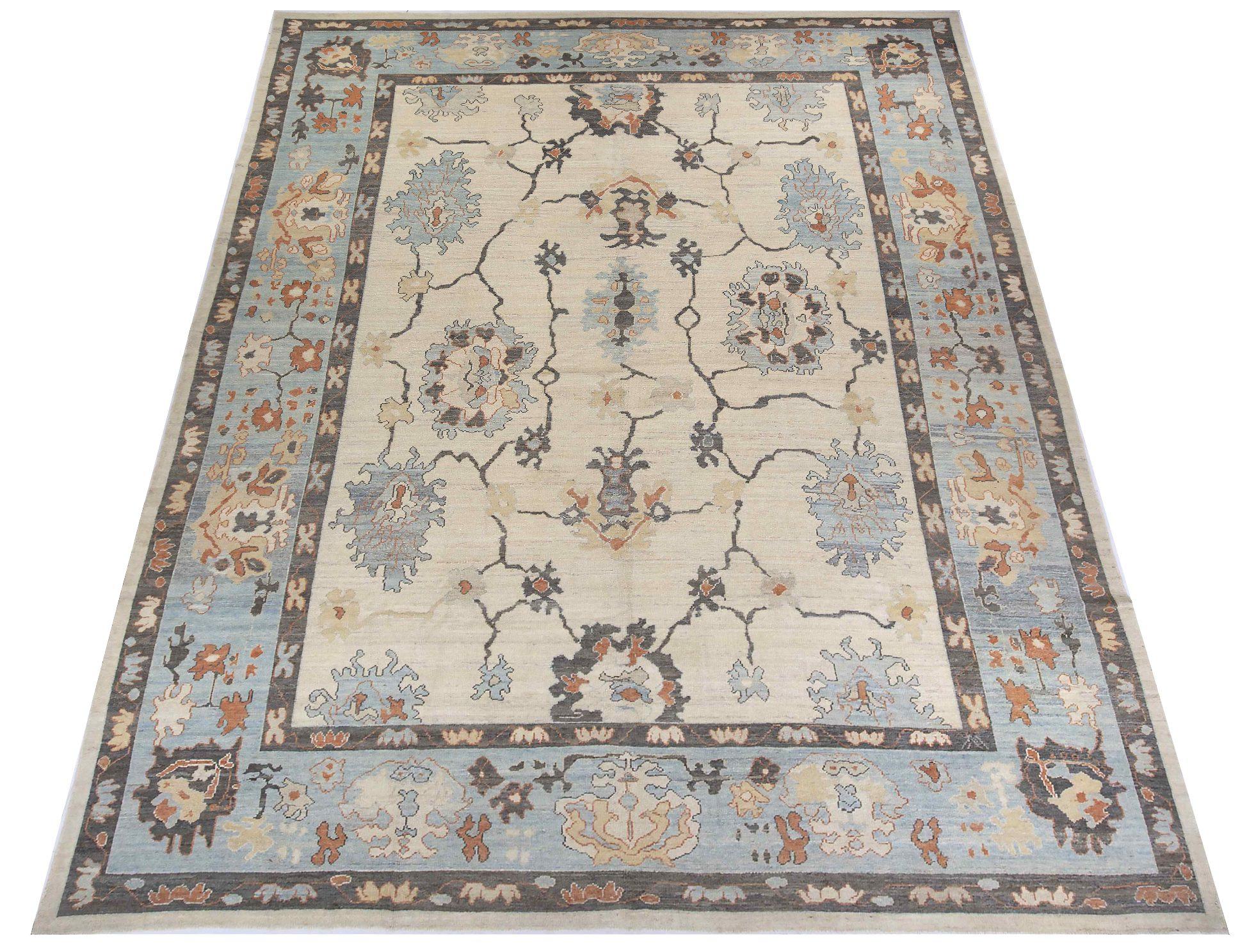 Entdecken Sie die Eleganz des persischen Oushak-Teppichs in Übergröße aus der Zeit um 1990. Dieses exklusive Design aus Wolle und BlauGrauElfenbein ist perfekt, um Ihren Raum zu verschönern.