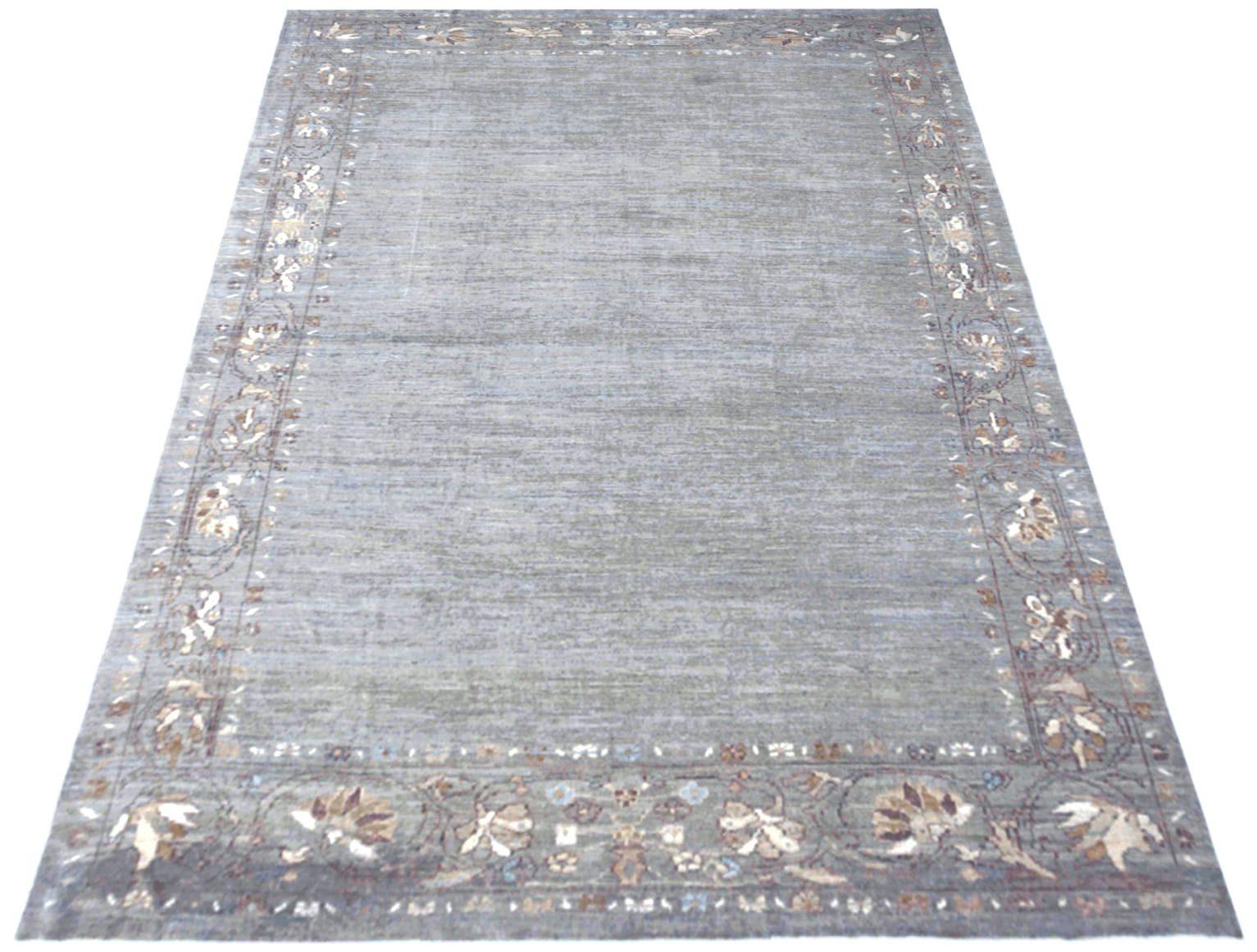 Entdecken Sie die Eleganz des persischen Oushak-Teppichs in Übergröße aus der Zeit um 1990. Dieses exklusive Design aus Wolle und Blau-Elfenbein eignet sich perfekt, um Ihren Raum zu verschönern.