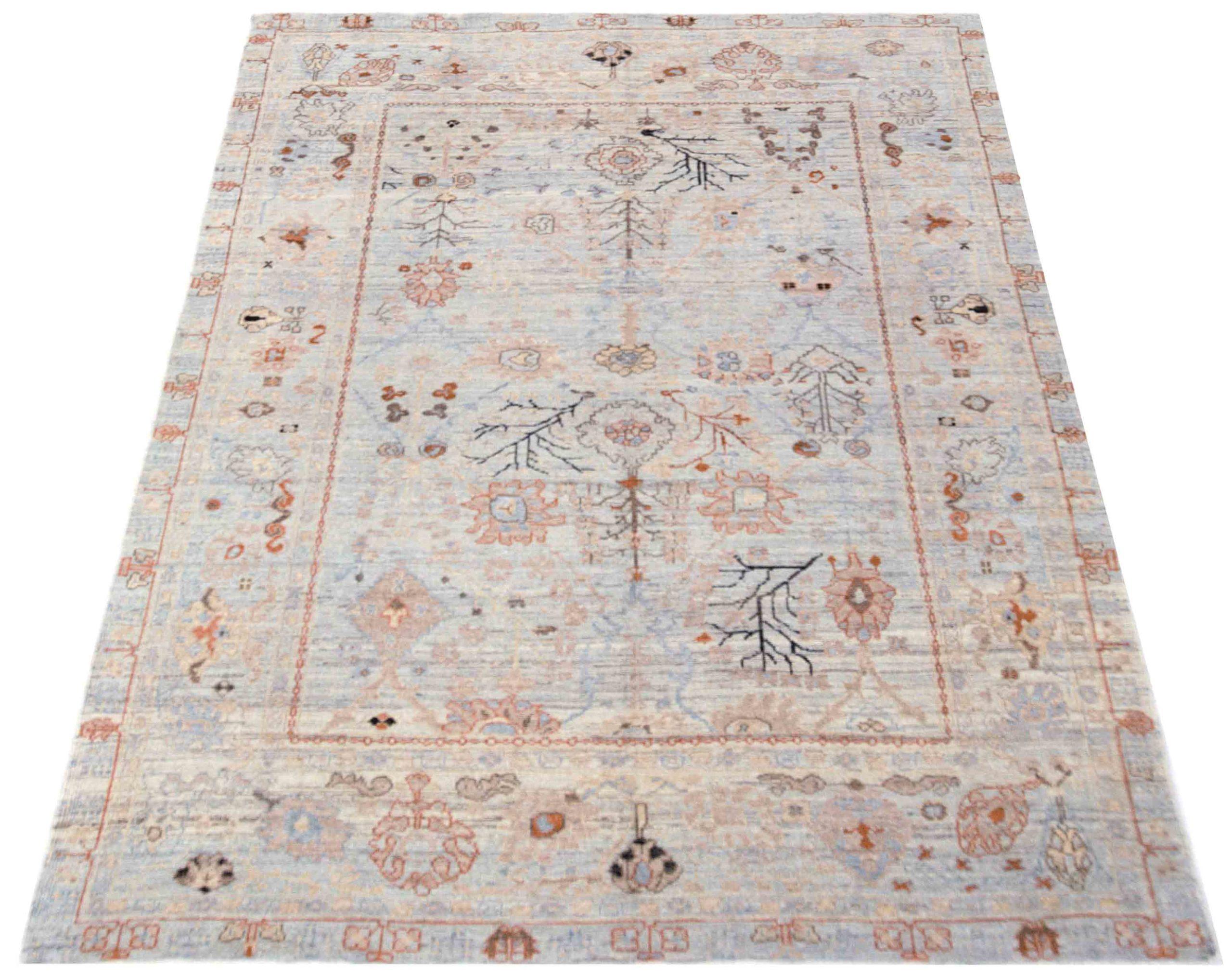 Entdecken Sie die Eleganz des persischen Oushak-Teppichs in Übergröße aus der Zeit um 1990. Dieses exklusive Design aus Wolle und BlueIvoryPink ist perfekt, um Ihren Raum zu verschönern.