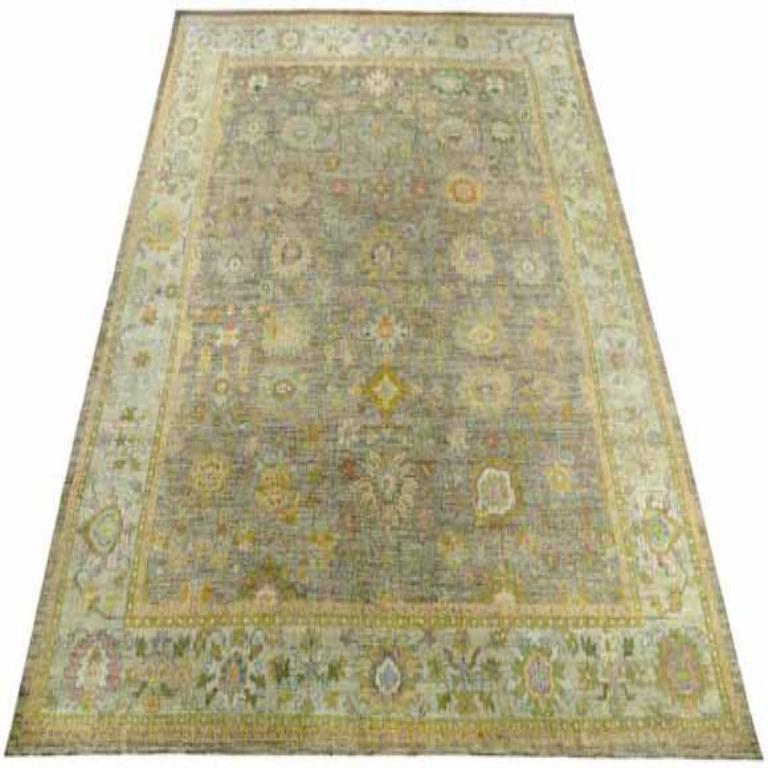 Entdecken Sie die Eleganz des persischen Oushak-Teppichs in Übergröße aus der Zeit um 1910. Dieses exklusive Design aus Wolle und GrauGrünElfenbein ist perfekt, um Ihren Raum zu verschönern.