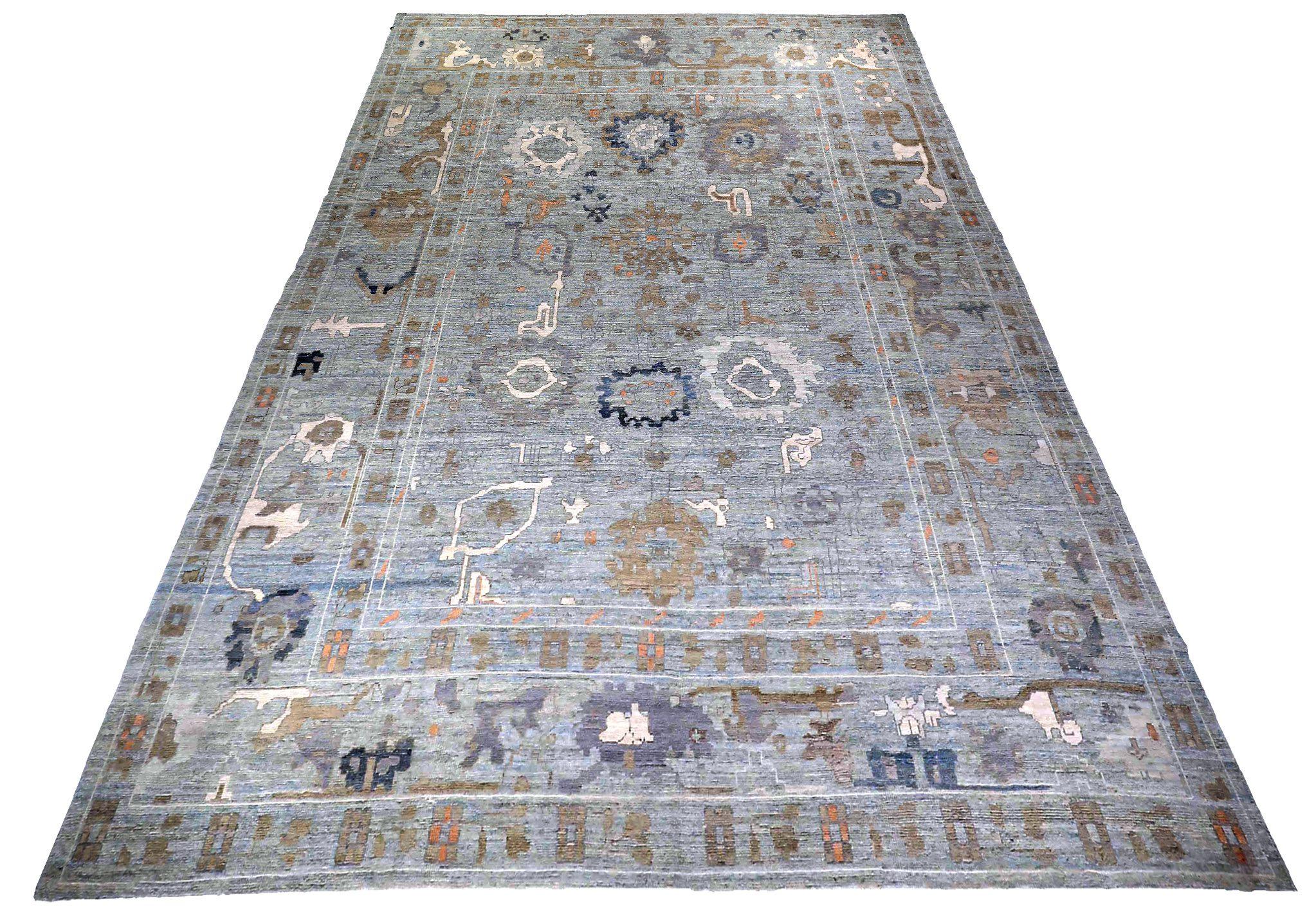 Scopri l'eleganza del tappeto persiano Oushak con dimensioni maggiorate del 1990. Progettato con lana e grigio-avorio, questo design esclusivo è perfetto per valorizzare il tuo spazio.