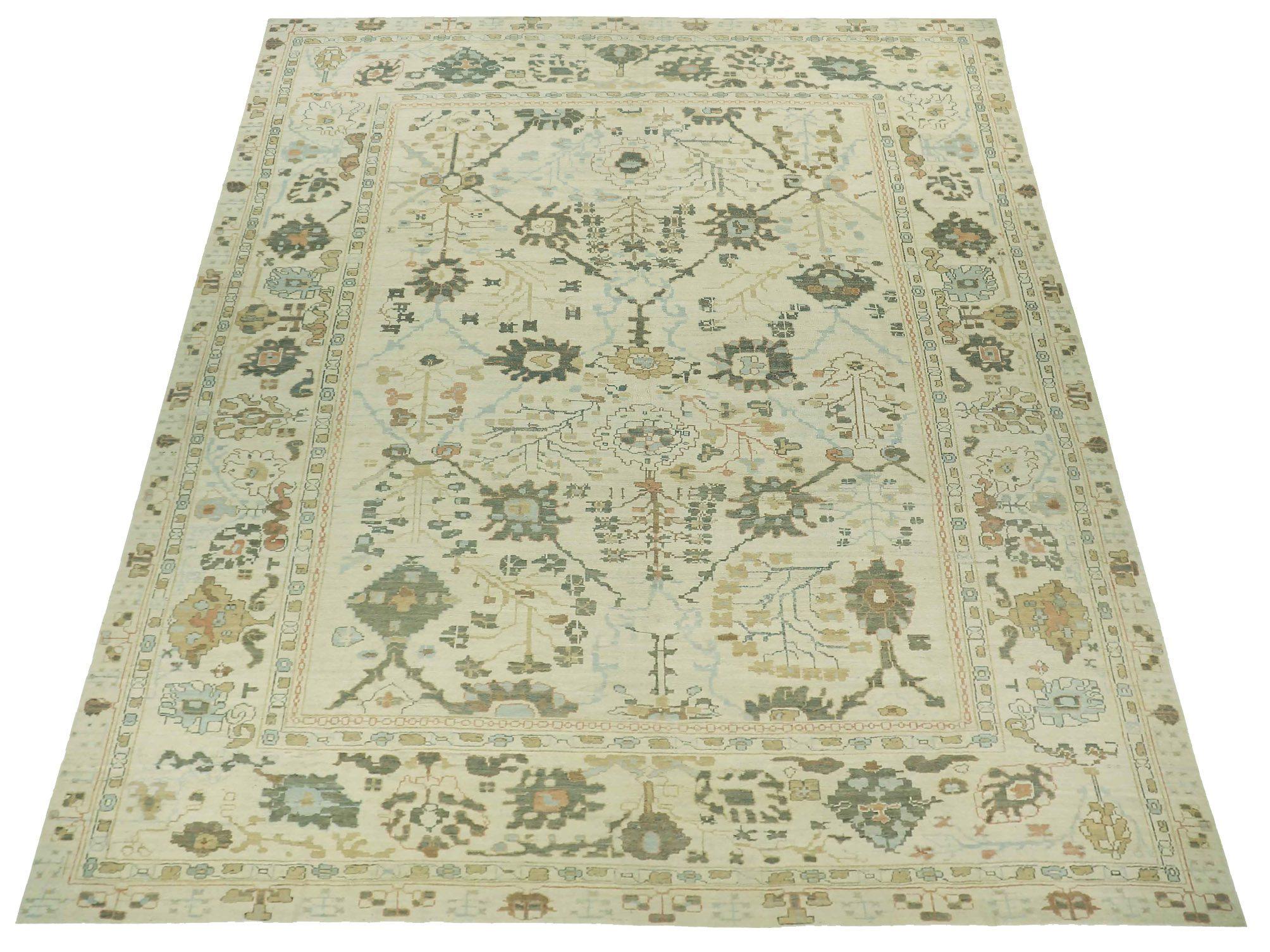 Scopri l'eleganza del tappeto persiano Oushak con dimensioni maggiorate del 1990. Progettato con lana e verde-avorio, questo design esclusivo è perfetto per valorizzare il tuo spazio.