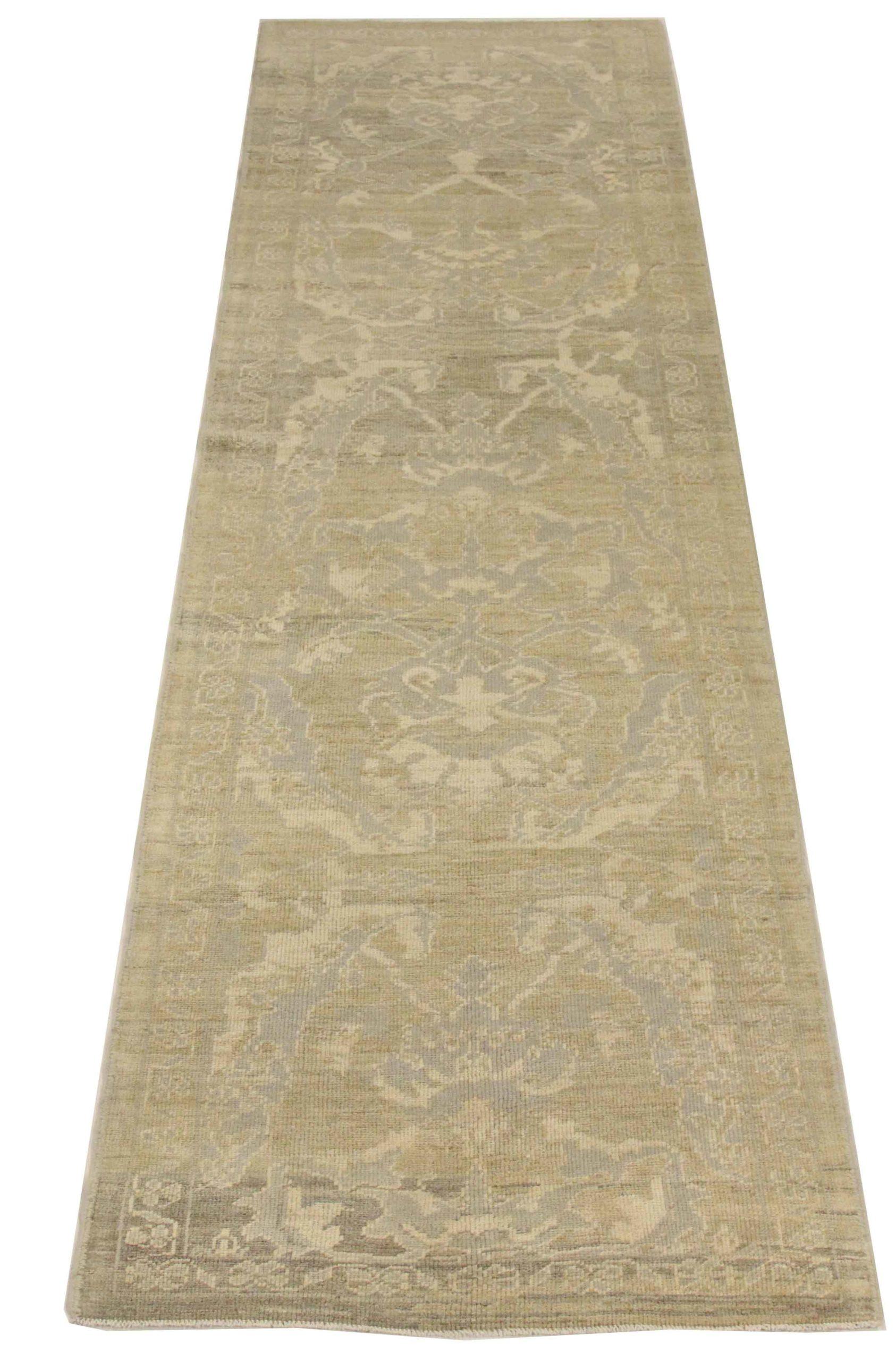 Découvrez l'élégance du tapis persan Oushak qui présente un chemin de table de Circa 1990. Conçu avec une attention méticuleuse aux détails, ce design exclusif est parfait pour mettre en valeur votre espace.