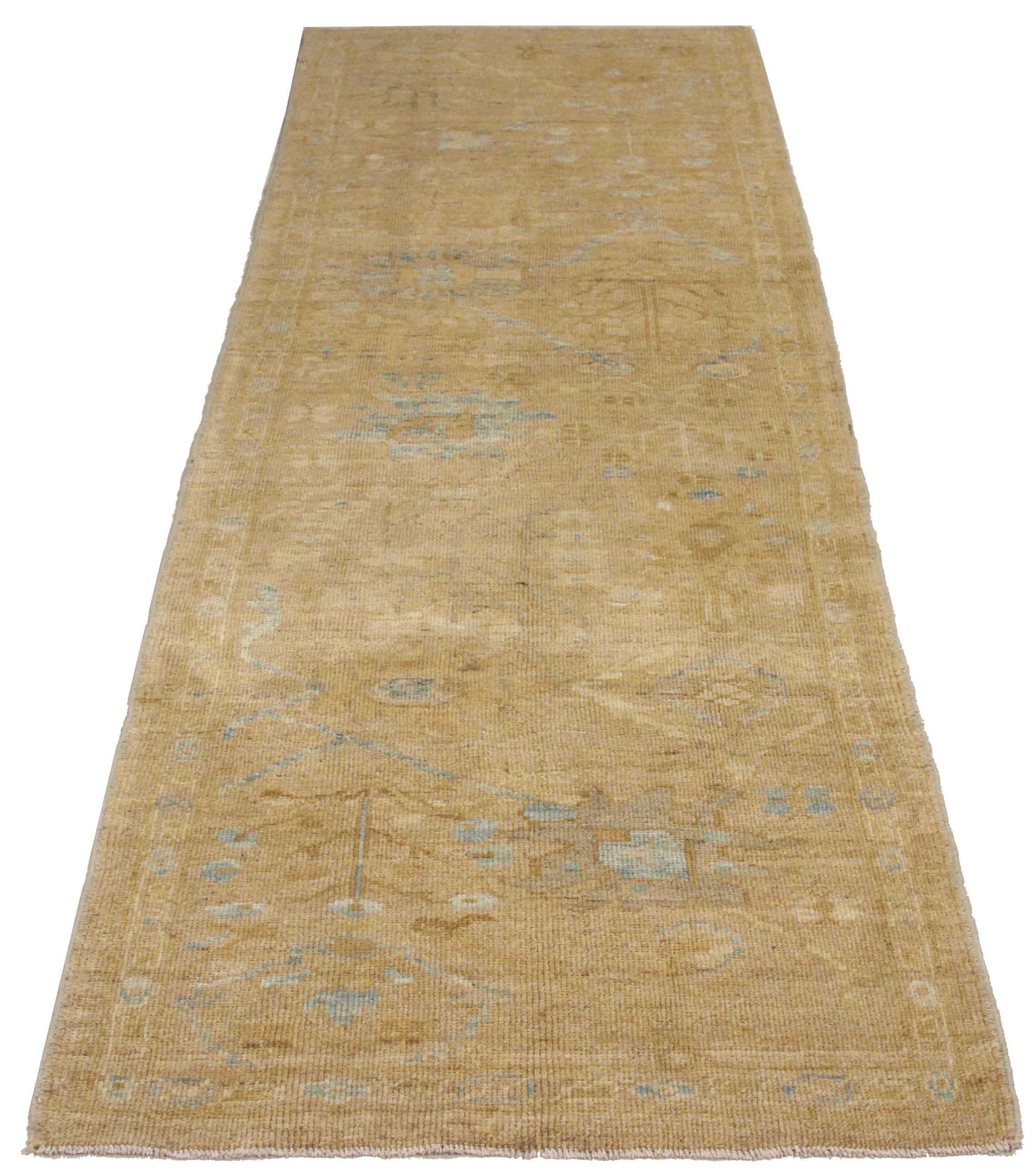 Scopri l'eleganza del tappeto persiano Oushak, caratterizzato da Runner Rug di CIRCA 1990. Progettato con una meticolosa attenzione ai dettagli, questo design esclusivo è perfetto per valorizzare il tuo spazio.