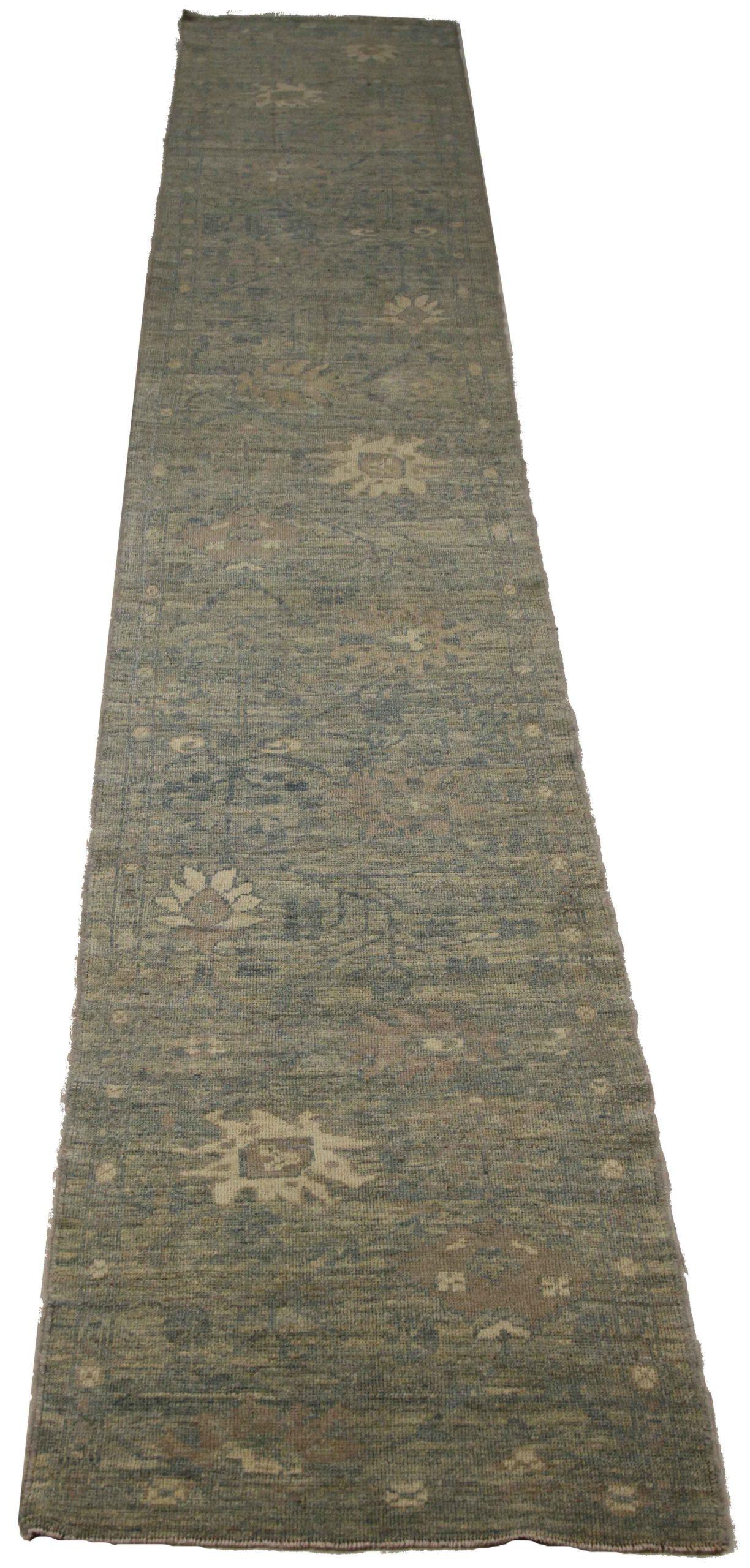 Entdecken Sie die Eleganz des persischen Oushak mit dem Läufer von CIRCA 1990. Dieses exklusive Design, das mit viel Liebe zum Detail entworfen wurde, ist perfekt, um Ihren Raum zu verschönern.