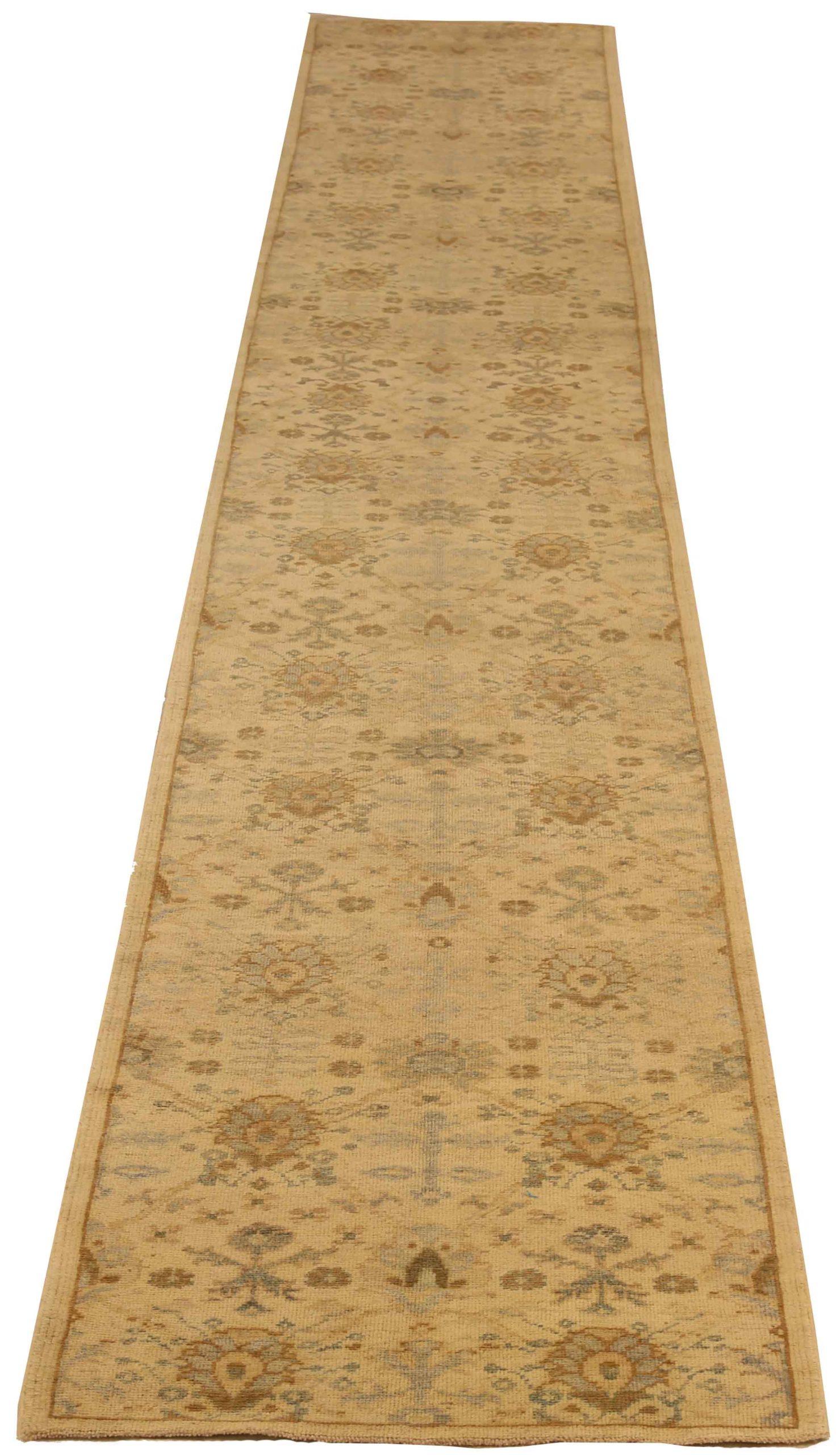 Scopri l'eleganza del tappeto persiano Oushak, caratterizzato da Runner Rug di CIRCA 1990. Progettato con una meticolosa attenzione ai dettagli, questo design esclusivo è perfetto per valorizzare il tuo spazio.