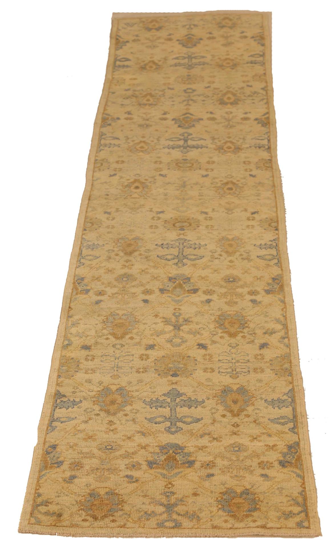 Scopri l'eleganza del tappeto persiano Oushak, caratterizzato da Runner Rug di CIRCA 1990. Progettato con una meticolosa attenzione ai dettagli, questo design esclusivo è perfetto per valorizzare il tuo spazio.