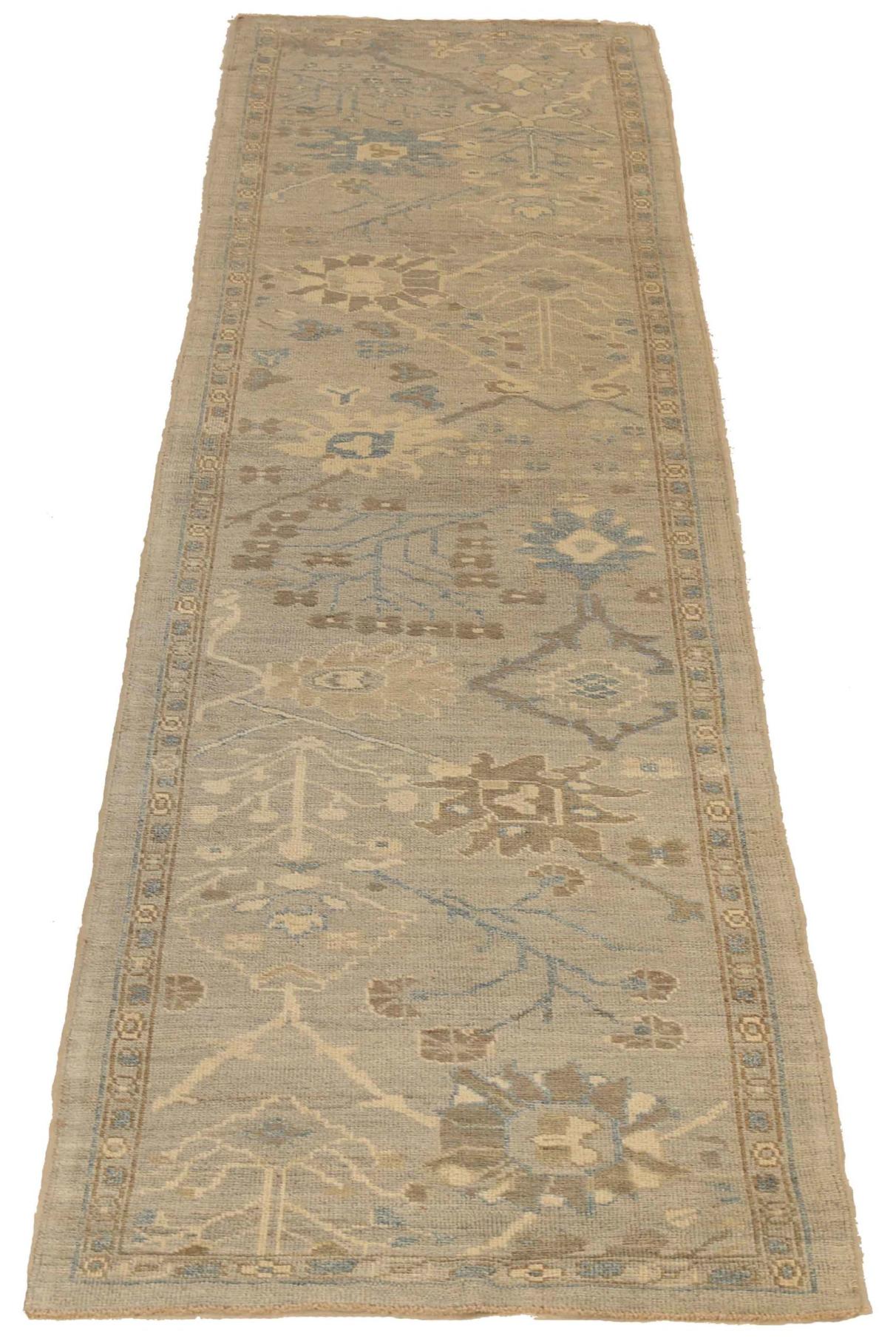 Entdecken Sie die Eleganz des persischen Oushak mit dem Läufer von CIRCA 1990. Dieses exklusive Design, das mit viel Liebe zum Detail entworfen wurde, ist perfekt, um Ihren Raum zu verschönern.