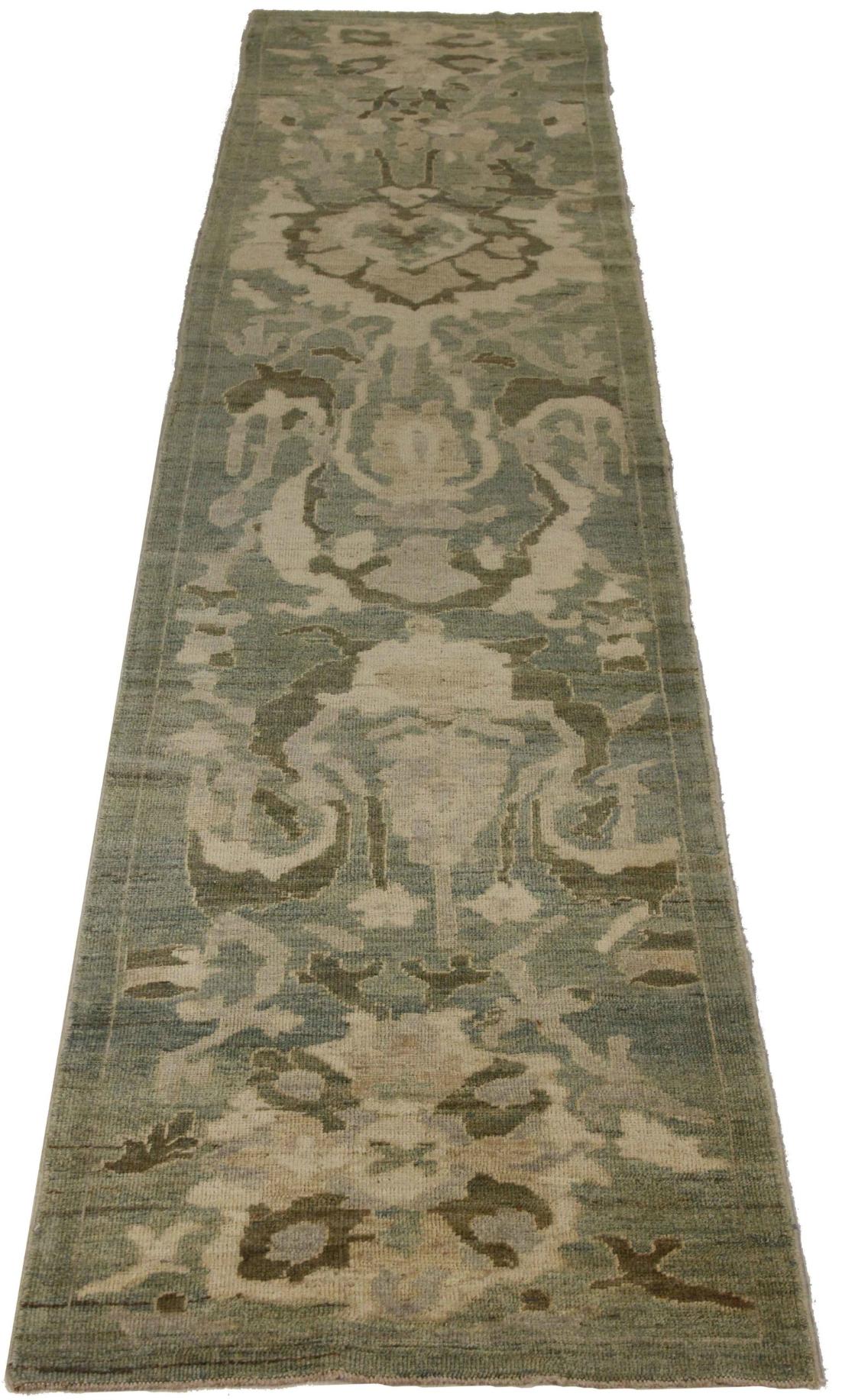 Entdecken Sie die Eleganz des persischen Oushak mit dem Läufer von CIRCA 1990. Dieses exklusive Design, das mit viel Liebe zum Detail entworfen wurde, ist perfekt, um Ihren Raum zu verschönern.