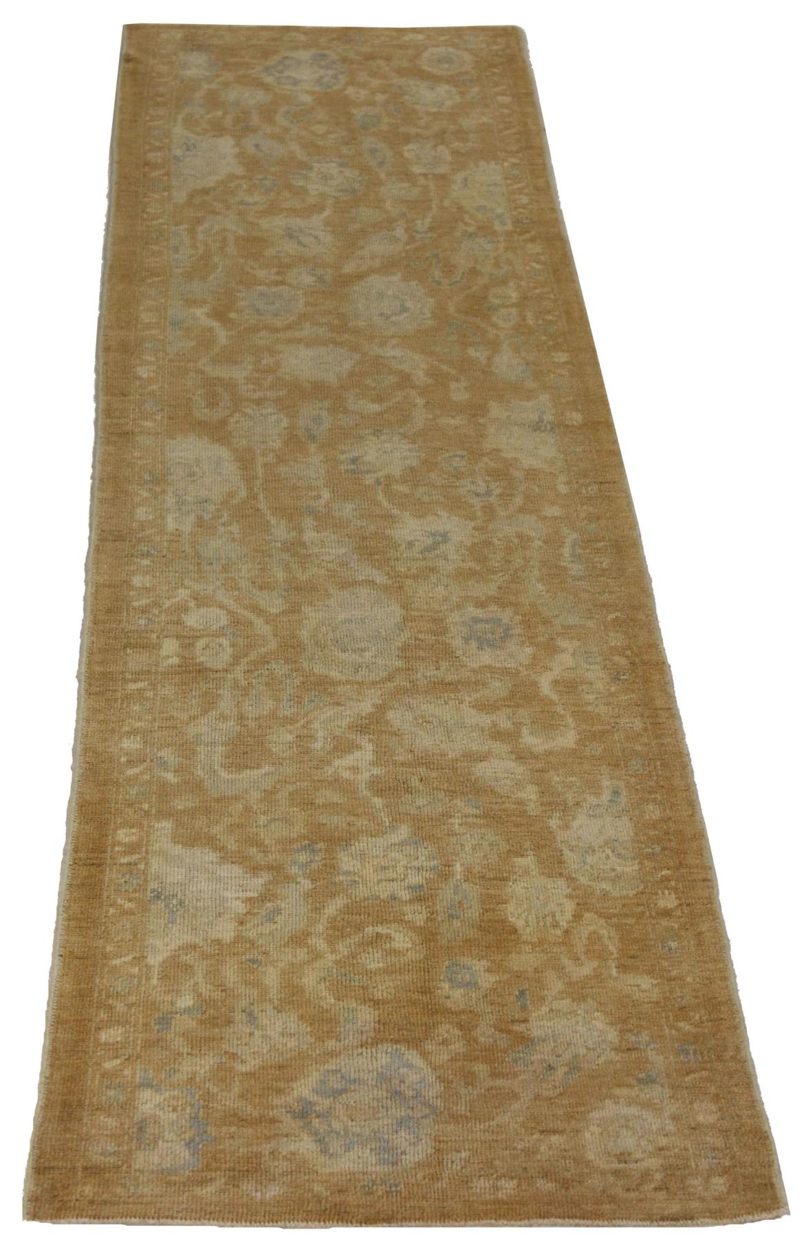 Scopri l'eleganza del tappeto persiano Oushak, caratterizzato da Runner Rug di CIRCA 1990. Progettato con una meticolosa attenzione ai dettagli, questo design esclusivo è perfetto per valorizzare il tuo spazio.