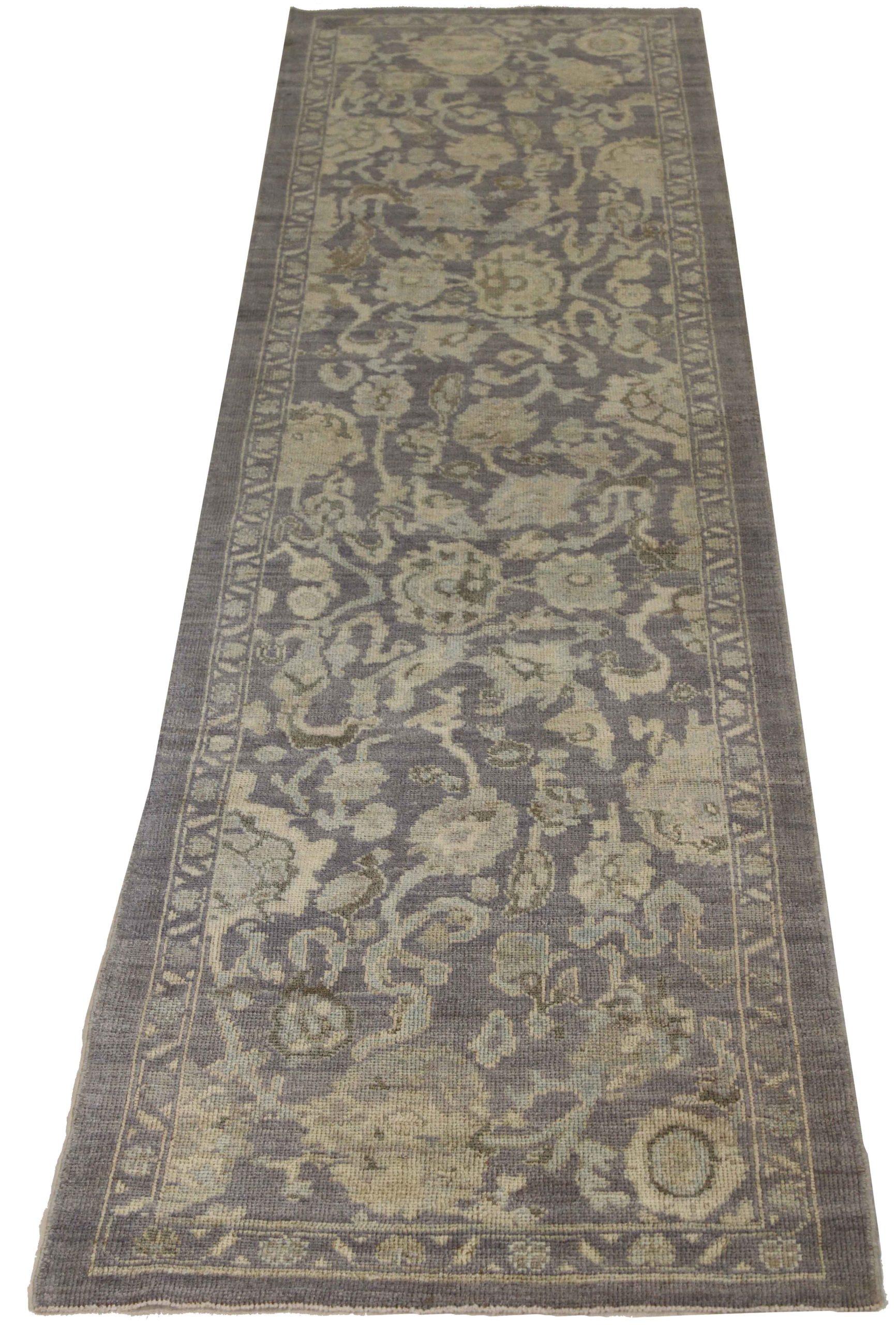 Entdecken Sie die Eleganz des persischen Oushak mit dem Läufer von CIRCA 1990. Dieses exklusive Design, das mit viel Liebe zum Detail entworfen wurde, ist perfekt, um Ihren Raum zu verschönern.