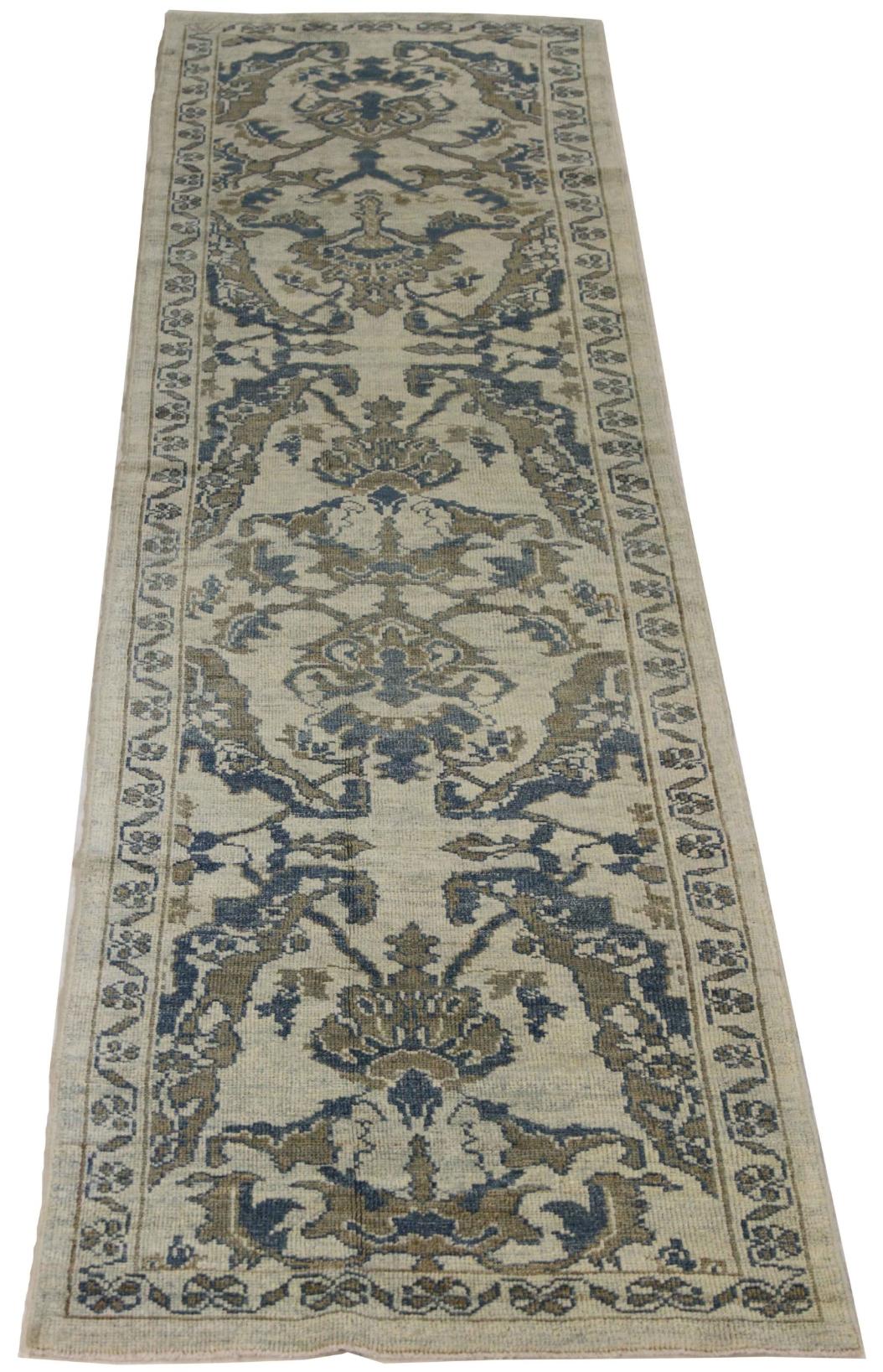Entdecken Sie die Eleganz des persischen Oushak mit dem Läufer von CIRCA 1990. Dieses exklusive Design, das mit viel Liebe zum Detail entworfen wurde, ist perfekt, um Ihren Raum zu verschönern.