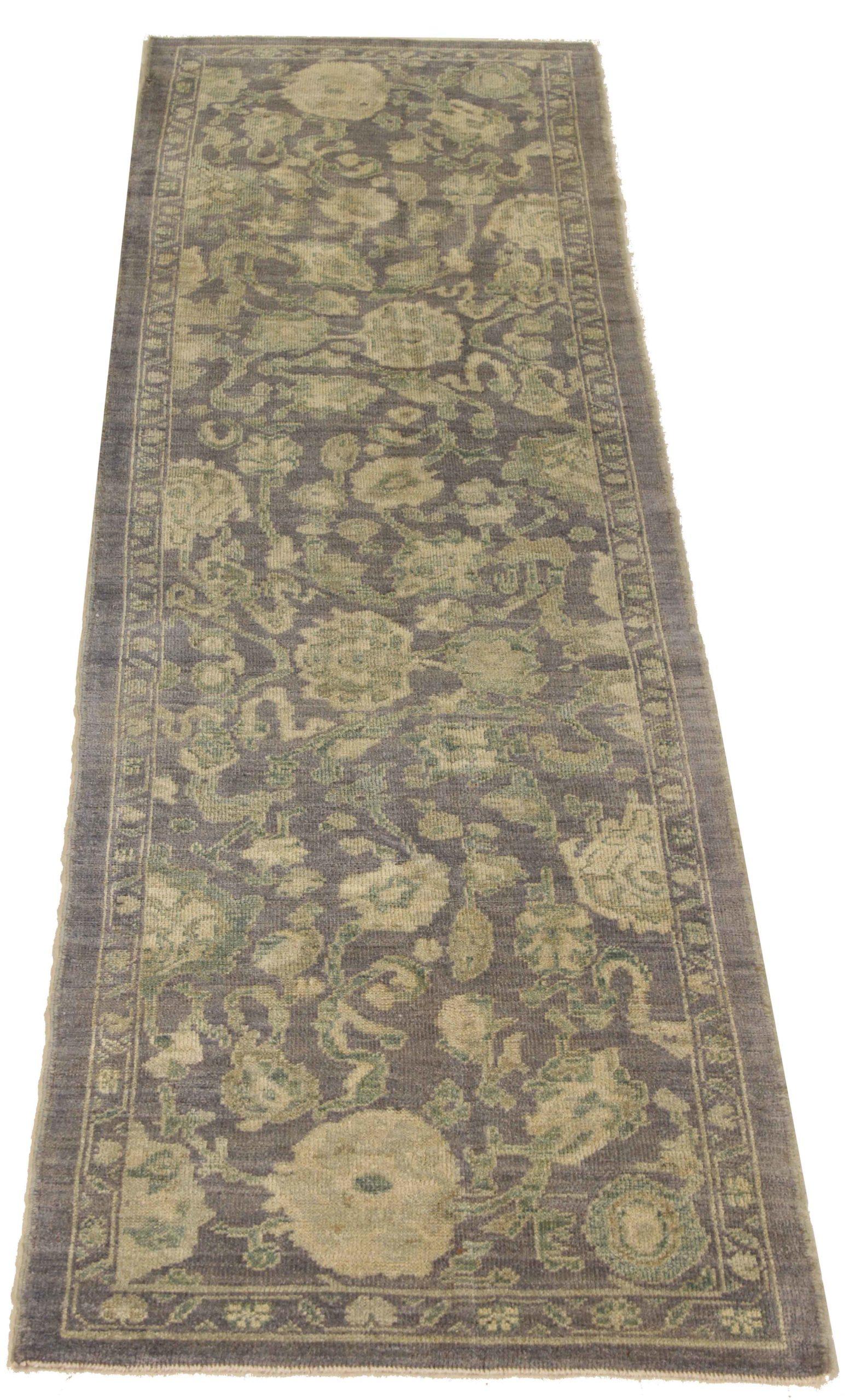 Entdecken Sie die Eleganz des persischen Oushak mit dem Läufer von CIRCA 1990. Dieses exklusive Design, das mit viel Liebe zum Detail entworfen wurde, ist perfekt, um Ihren Raum zu verschönern.