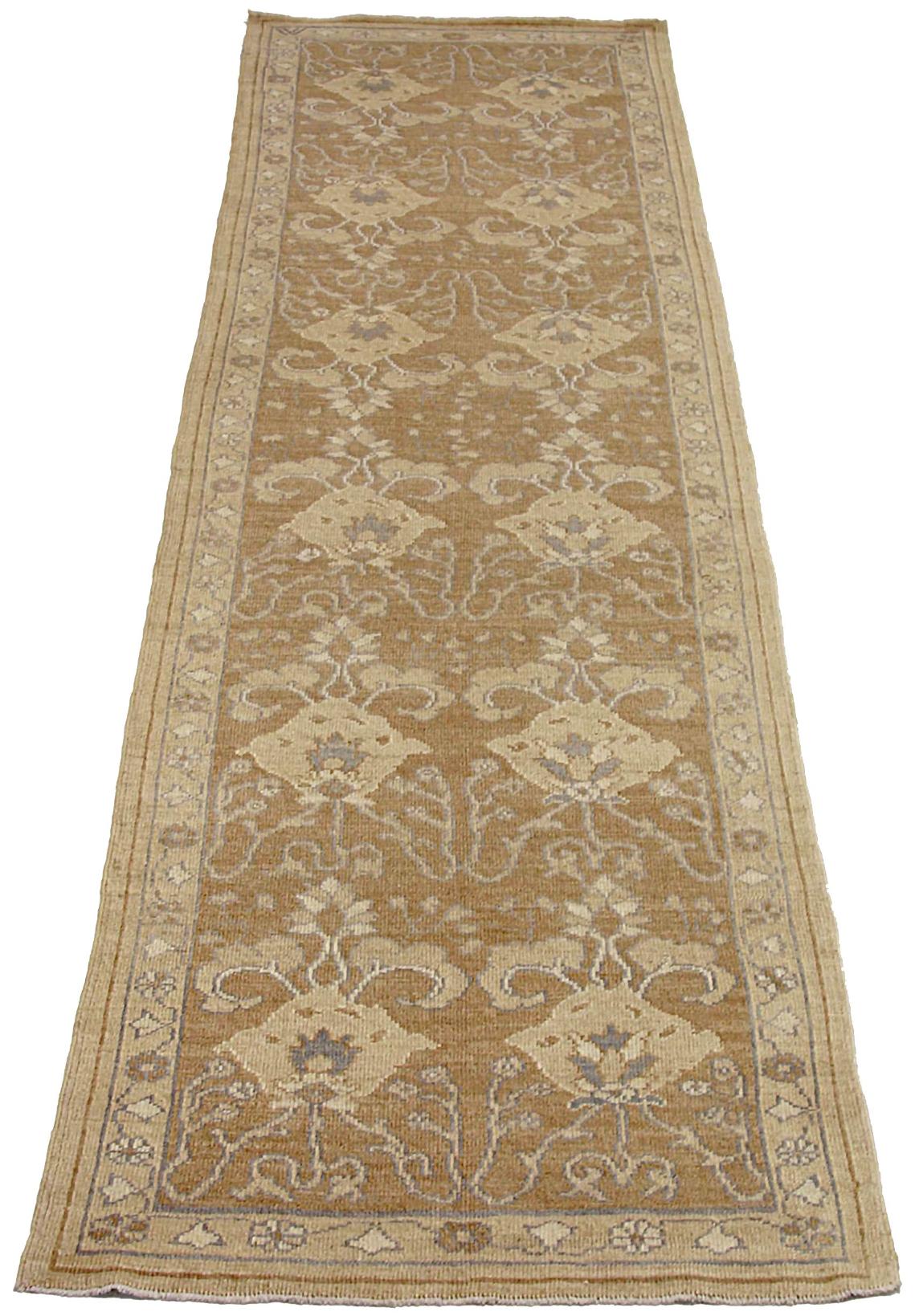 Entdecken Sie die Eleganz des persischen Oushak mit dem Läufer von CIRCA 1990. Dieses exklusive Design, das mit viel Liebe zum Detail entworfen wurde, ist perfekt, um Ihren Raum zu verschönern.