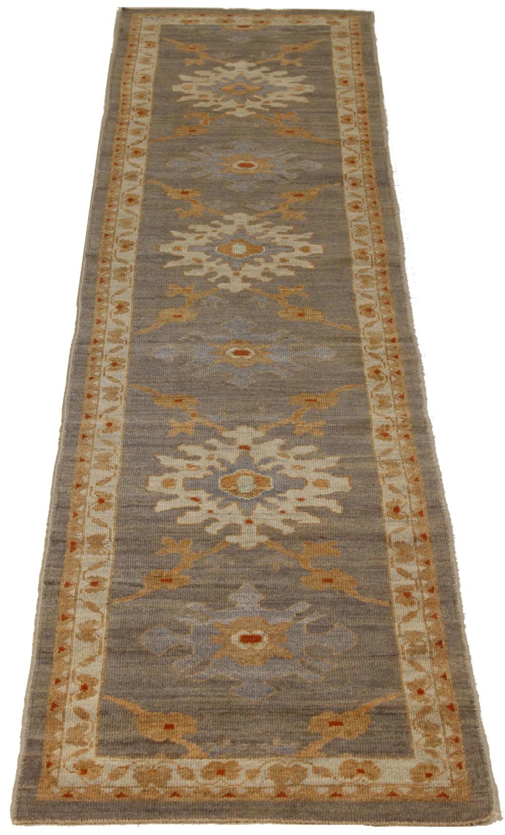 Découvrez l'élégance du tapis persan Oushak qui présente un chemin de table de Circa 1990. Conçu avec une attention méticuleuse aux détails, ce design exclusif est parfait pour mettre en valeur votre espace.