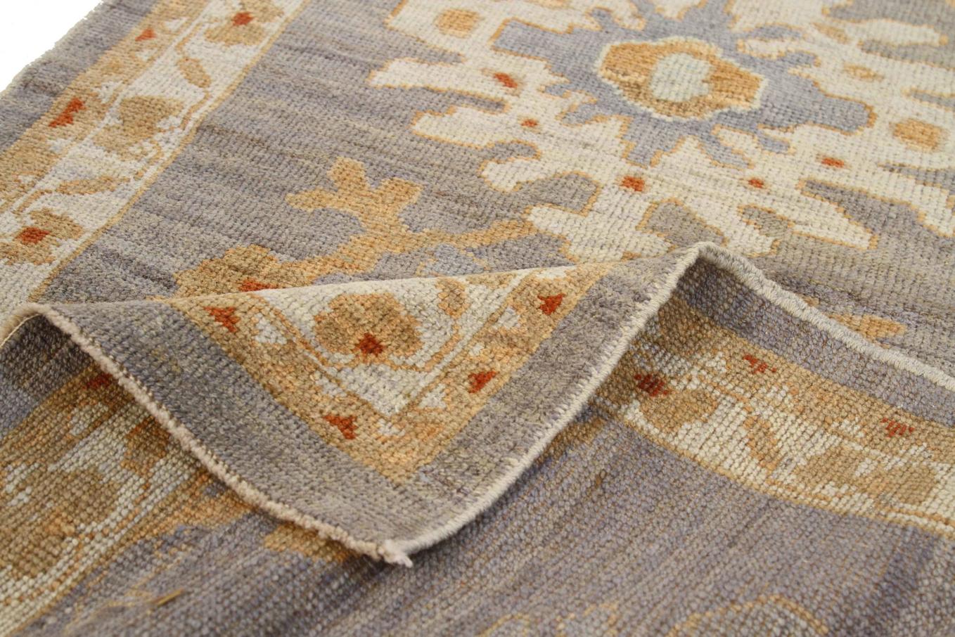 Asiatique Tapis de course persan Oushak Circa 1990 - 68763 en vente