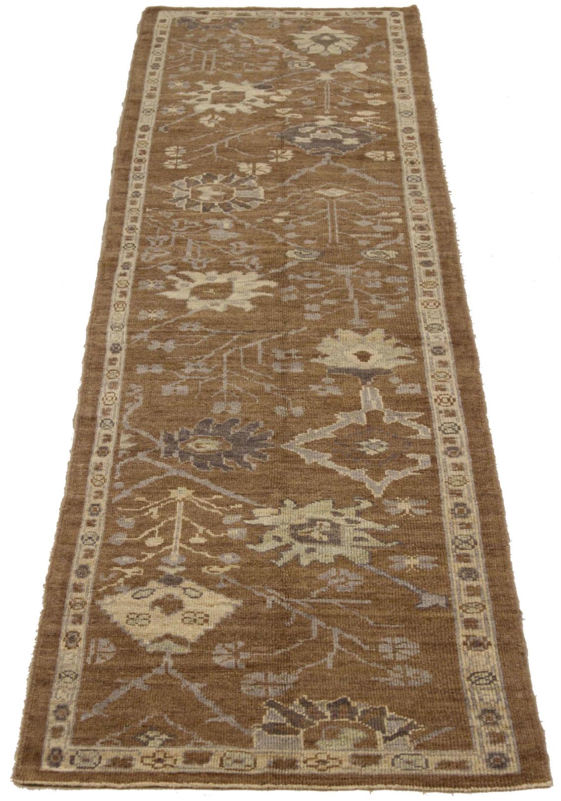 Descubre la elegancia de la alfombra persa Oushak Runner Rug de Circa 1990. Diseñado con meticulosa atención al detalle, este diseño exclusivo es perfecto para realzar tu espacio.