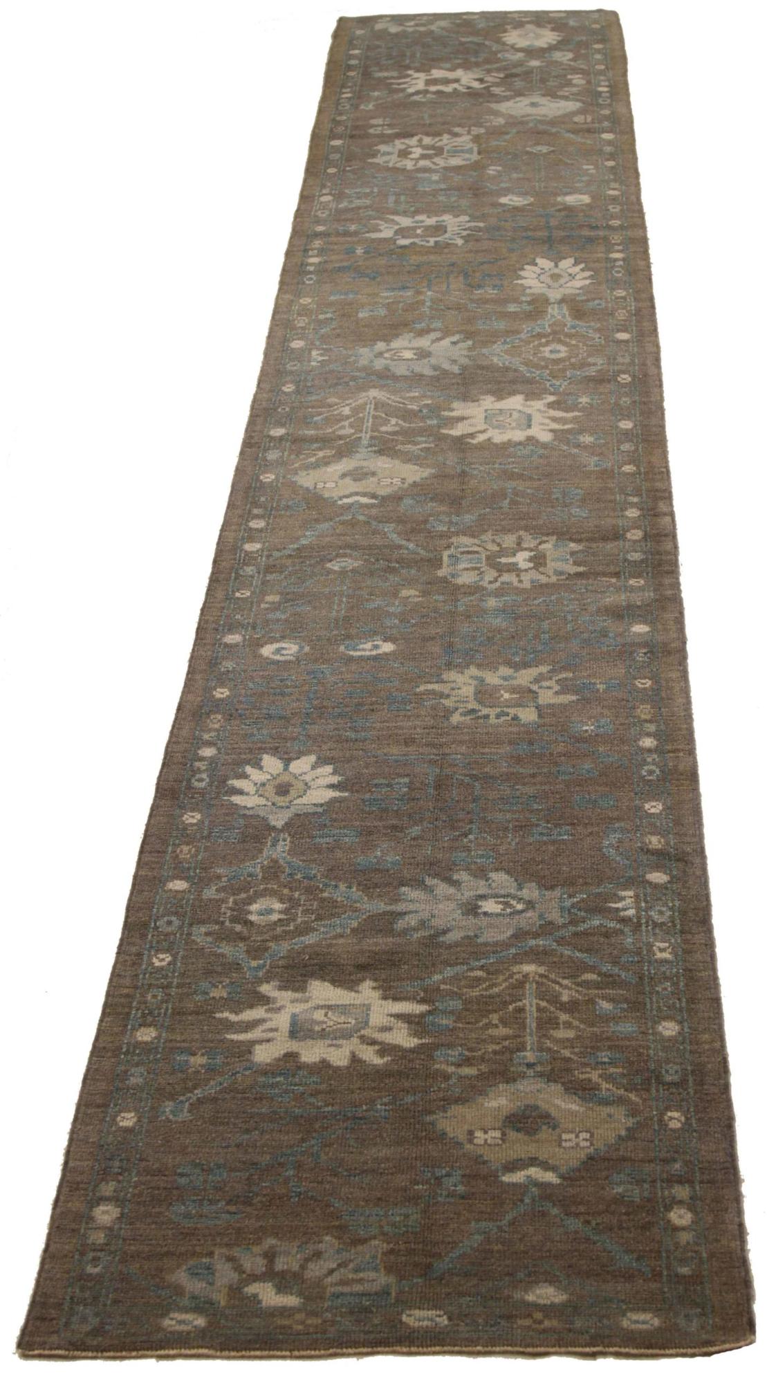 Scopri l'eleganza del tappeto persiano Oushak, caratterizzato da Runner Rug di CIRCA 1990. Progettato con una meticolosa attenzione ai dettagli, questo design esclusivo è perfetto per valorizzare il tuo spazio.