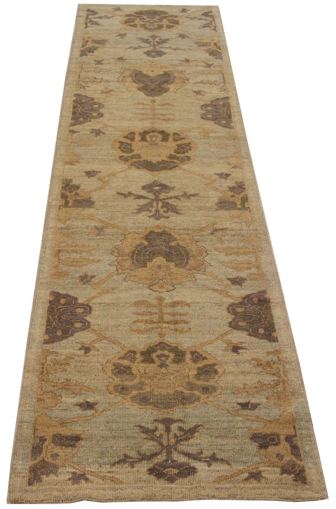 Descubre la elegancia de la alfombra persa Oushak Runner Rug de Circa 1990. Diseñado con meticulosa atención al detalle, este diseño exclusivo es perfecto para realzar tu espacio.