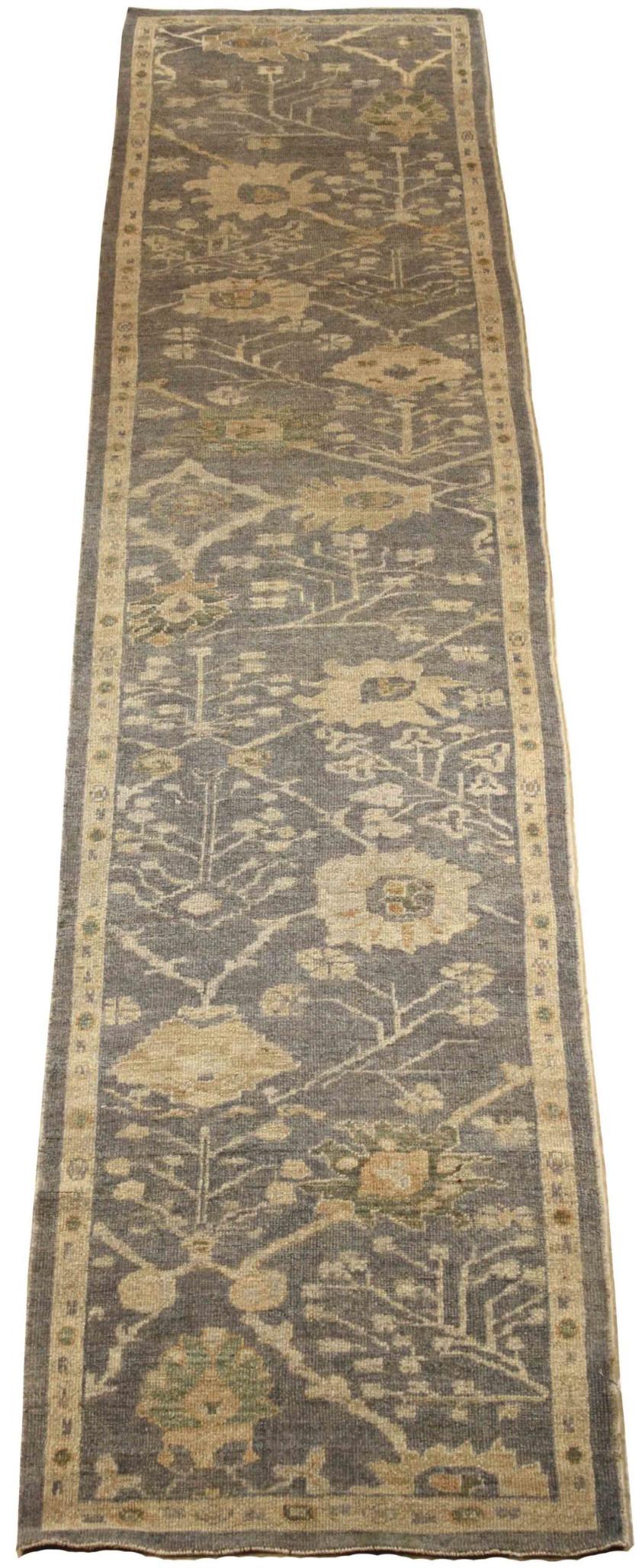 Descubre la elegancia de la alfombra persa Oushak Runner Rug de Circa 1990. Diseñado con meticulosa atención al detalle, este diseño exclusivo es perfecto para realzar tu espacio.