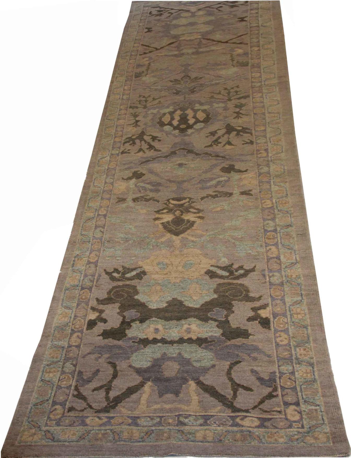 Descubre la elegancia de la alfombra persa Oushak Runner Rug de Circa 1990. Diseñado con meticulosa atención al detalle, este diseño exclusivo es perfecto para realzar tu espacio.