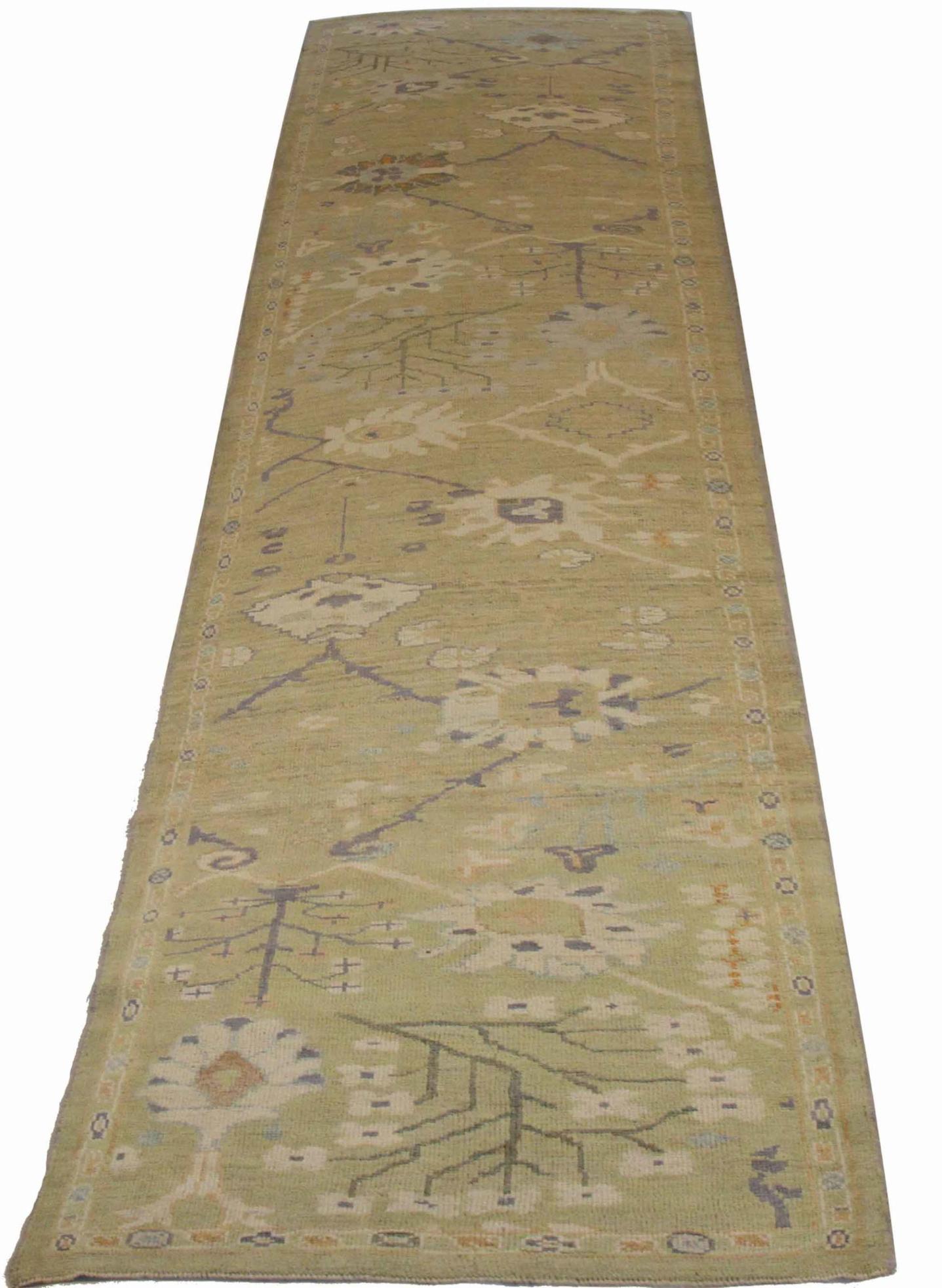 Entdecken Sie die Eleganz des persischen Oushak mit dem Läufer von CIRCA 1990. Dieses exklusive Design, das mit viel Liebe zum Detail entworfen wurde, ist perfekt, um Ihren Raum zu verschönern.