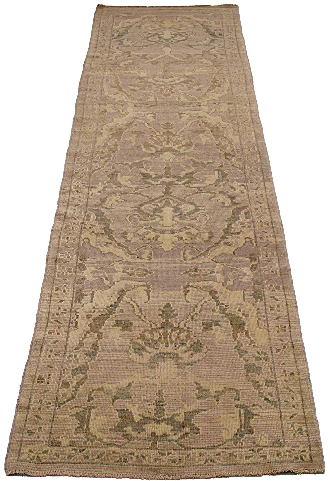 Entdecken Sie die Eleganz des persischen Oushak-Teppichs mit Läufer. Dieses exklusive Design, das mit viel Liebe zum Detail entworfen wurde, ist perfekt, um Ihren Raum zu verschönern.